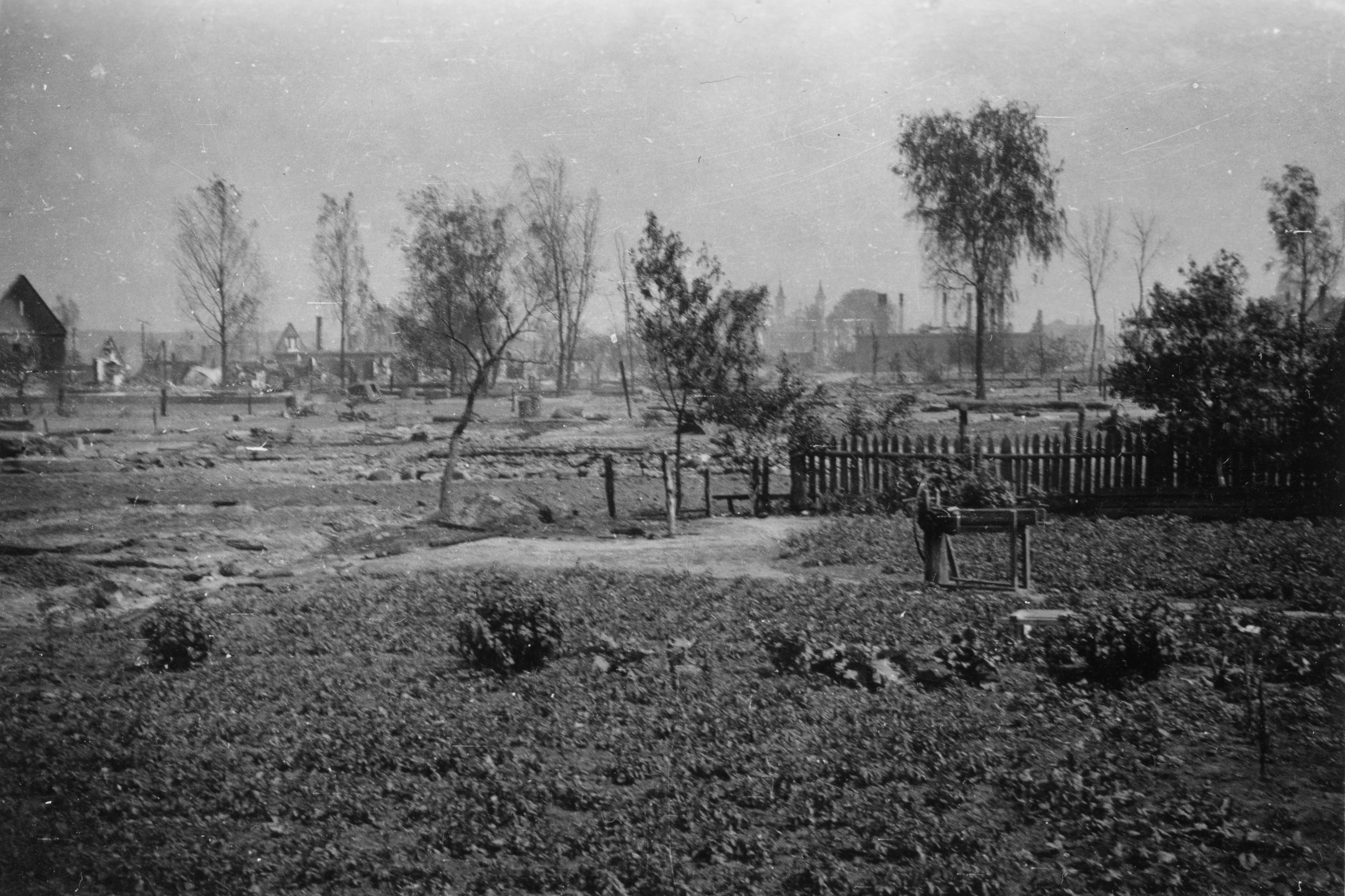 1941.06 | Zabłudów - widok ogólny - w tle kościół pw. św. Apostołów Piotra i Pawła w Zabłudowie | z arch. MOAK