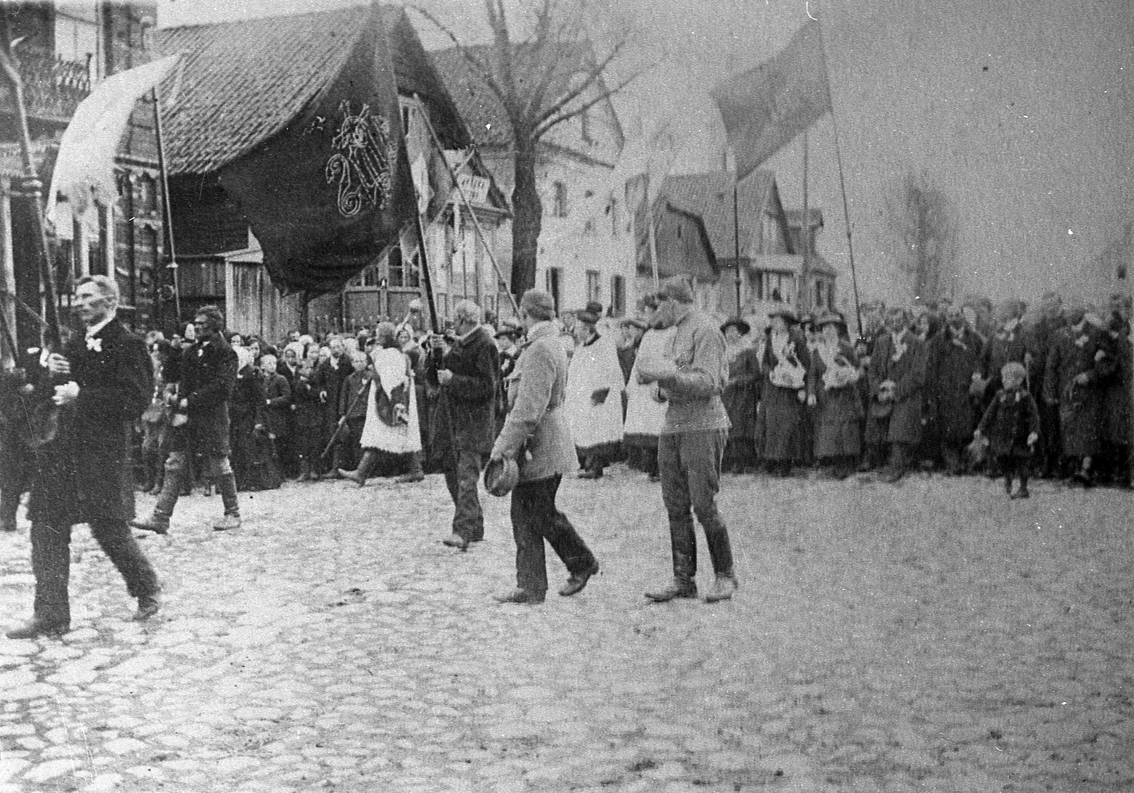 IX.1905 | Procesja dziękczynna po wydaniu ukazu carskiego z 30 kwietnia 1905 roku o wolności religijnej - widok w stronę kościoła | z arch. MOAK
