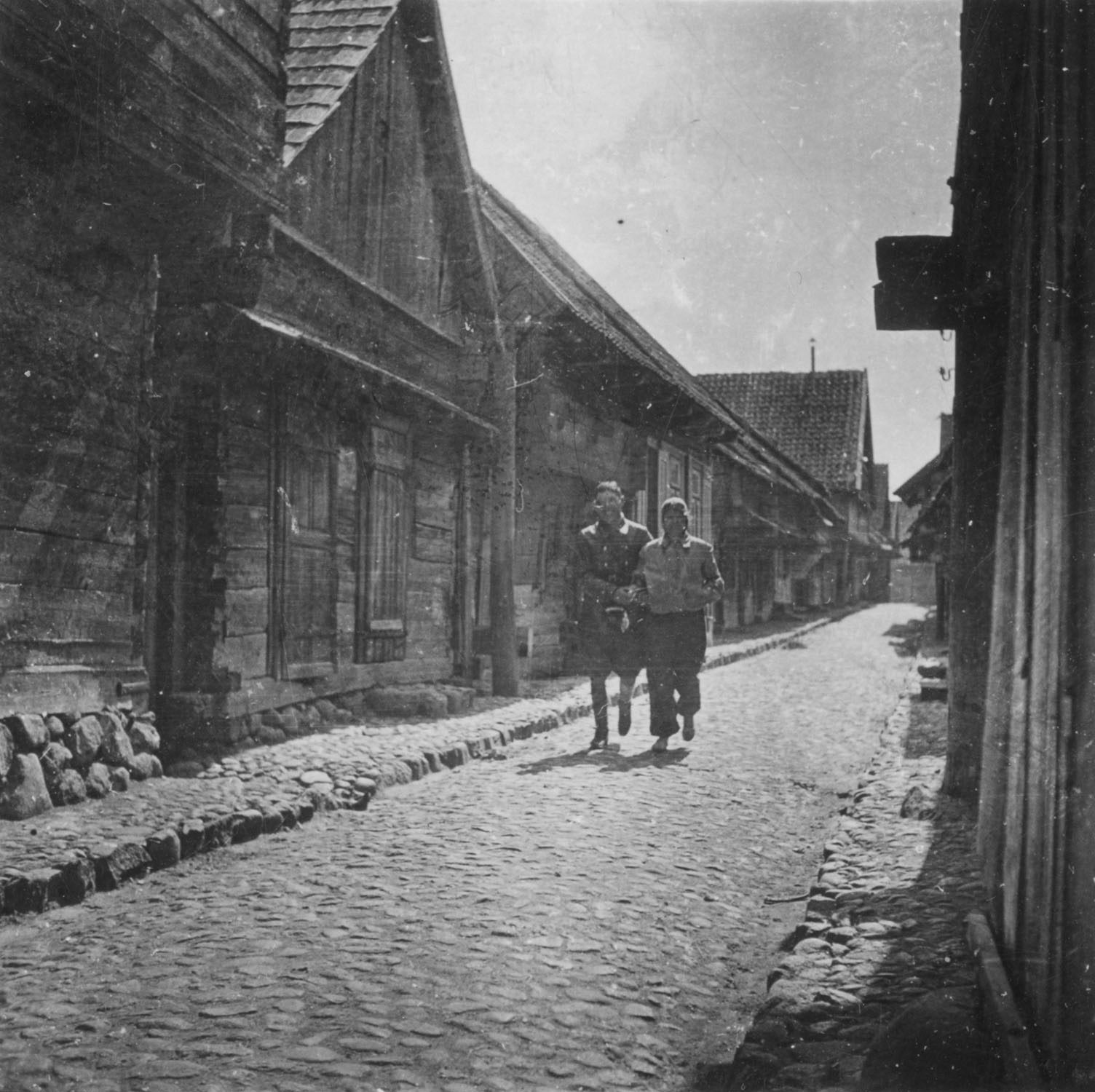 1935-1939 | Zabłudów - wąska uliczka na placu Ignacego Mościckiego (obecnie ul. Rynek) | z arch. Muzeum Wojska w Białymstoku