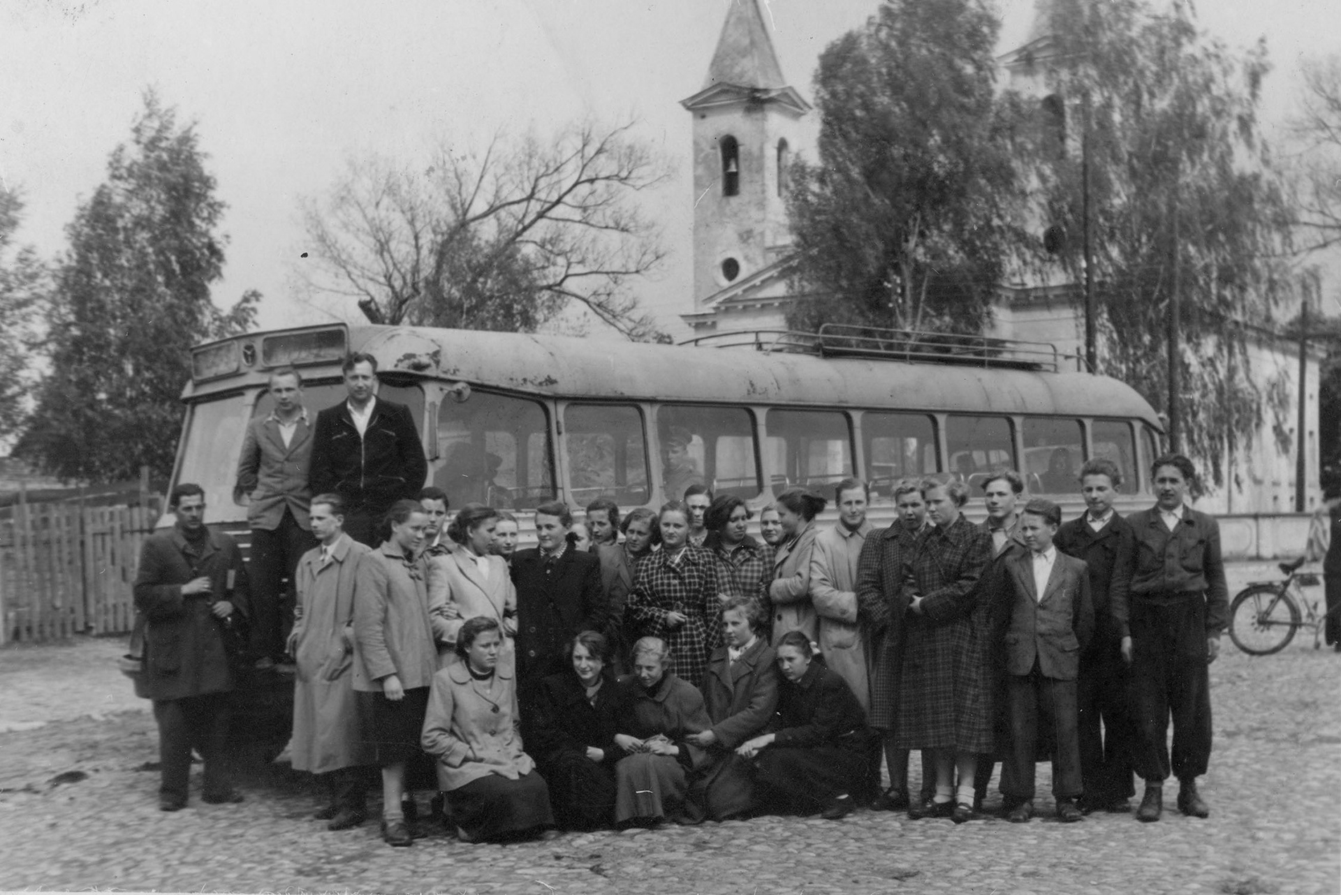 Lata 60. XX wieku (?) | Zabłudowianie na chwilę przed wyjazdem - przystanek autobusowy przy kościele | z arch. Agnieszki Dudzińskiej