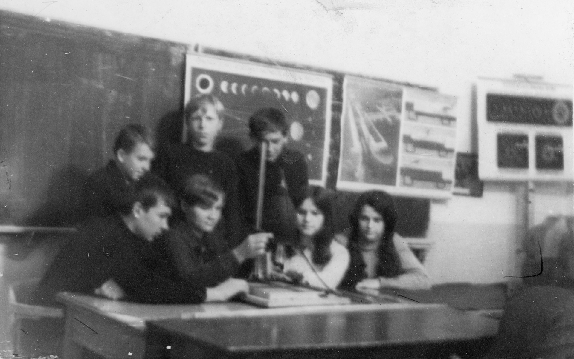 1969.09.06 | Czas na lekcję - od lewej: x, Krzysztof Obukowicz, Teresa Ciuchniecka, Marek Harasimczuk, x, x, Irena Matjaszuk | z arch. Zespołu Szkolno-Przedszkolnego w Zabłudowie