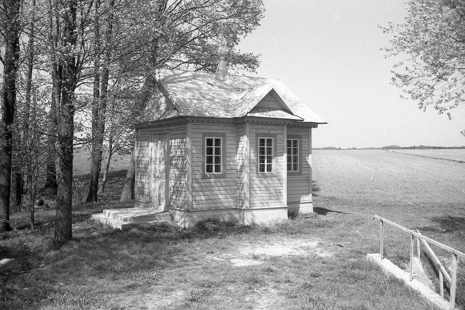 Lata 90. XX wieku | Kapliczka w uroczysku Petraszki | z arch. MOAK