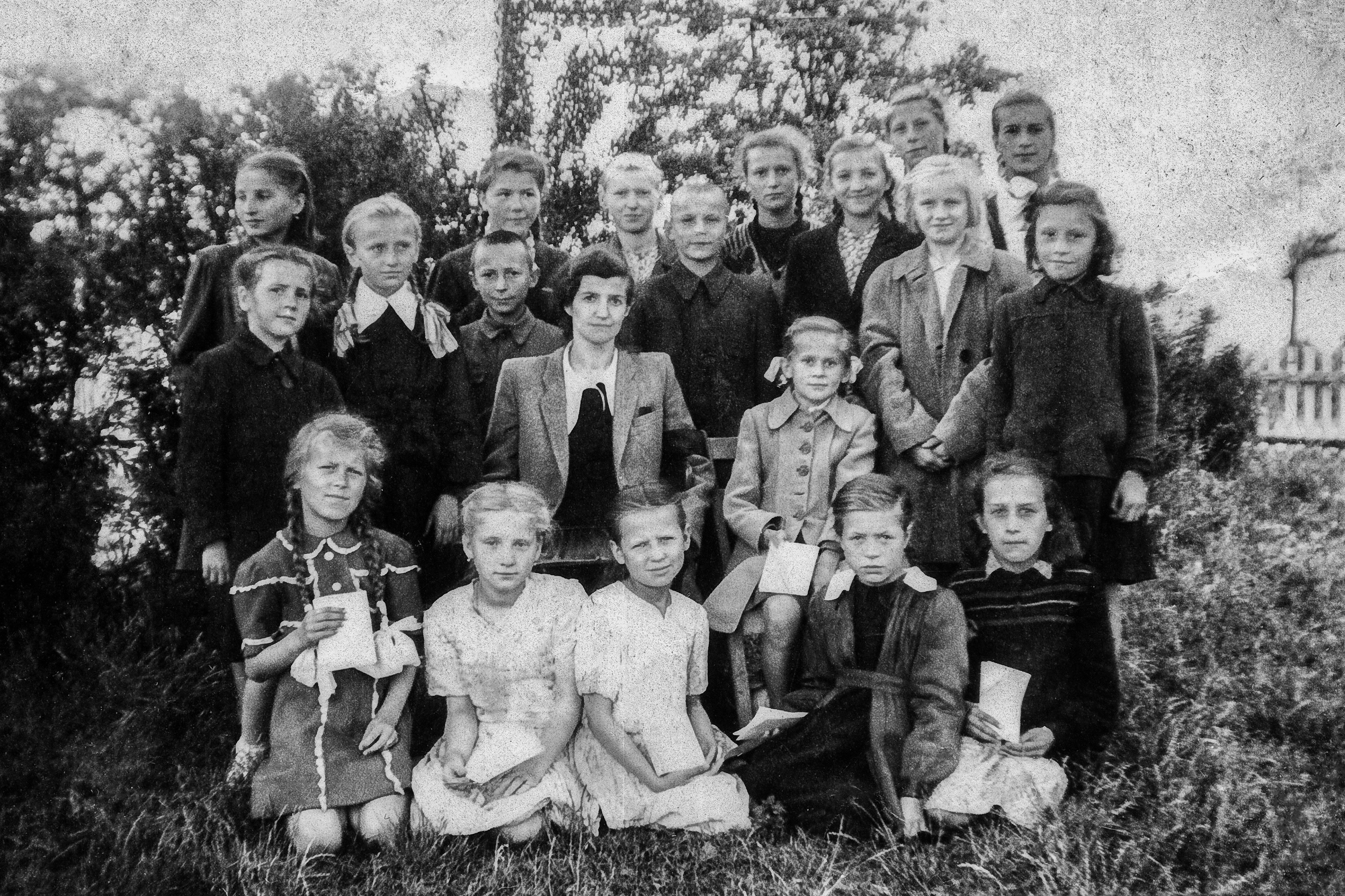 1949.09 | Początek roku szkolnego - uczniowie V klasy Szkoły Podstawowej w Zabłudowie wraz ze swoją wychowawczynią Tomirą Maksimowicz | z arch. Tadeusza Maksimowicza