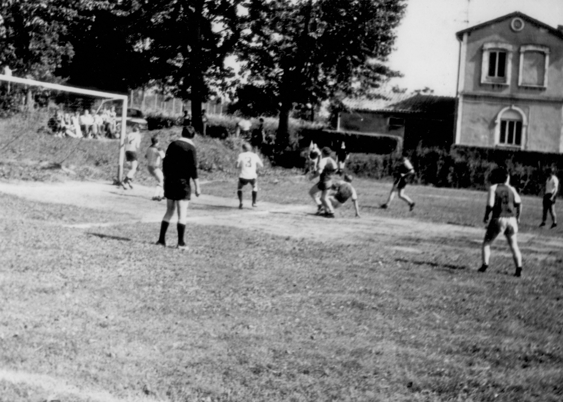 Lata 80. XX wieku | Drużyna seniorów Klubu Sportowego "RUDNIA" Zabłudów w zmaganiach ligowych - w tle Oranżeria Radziwiłłów | z arch. Andrzeja Kalinowskiego
