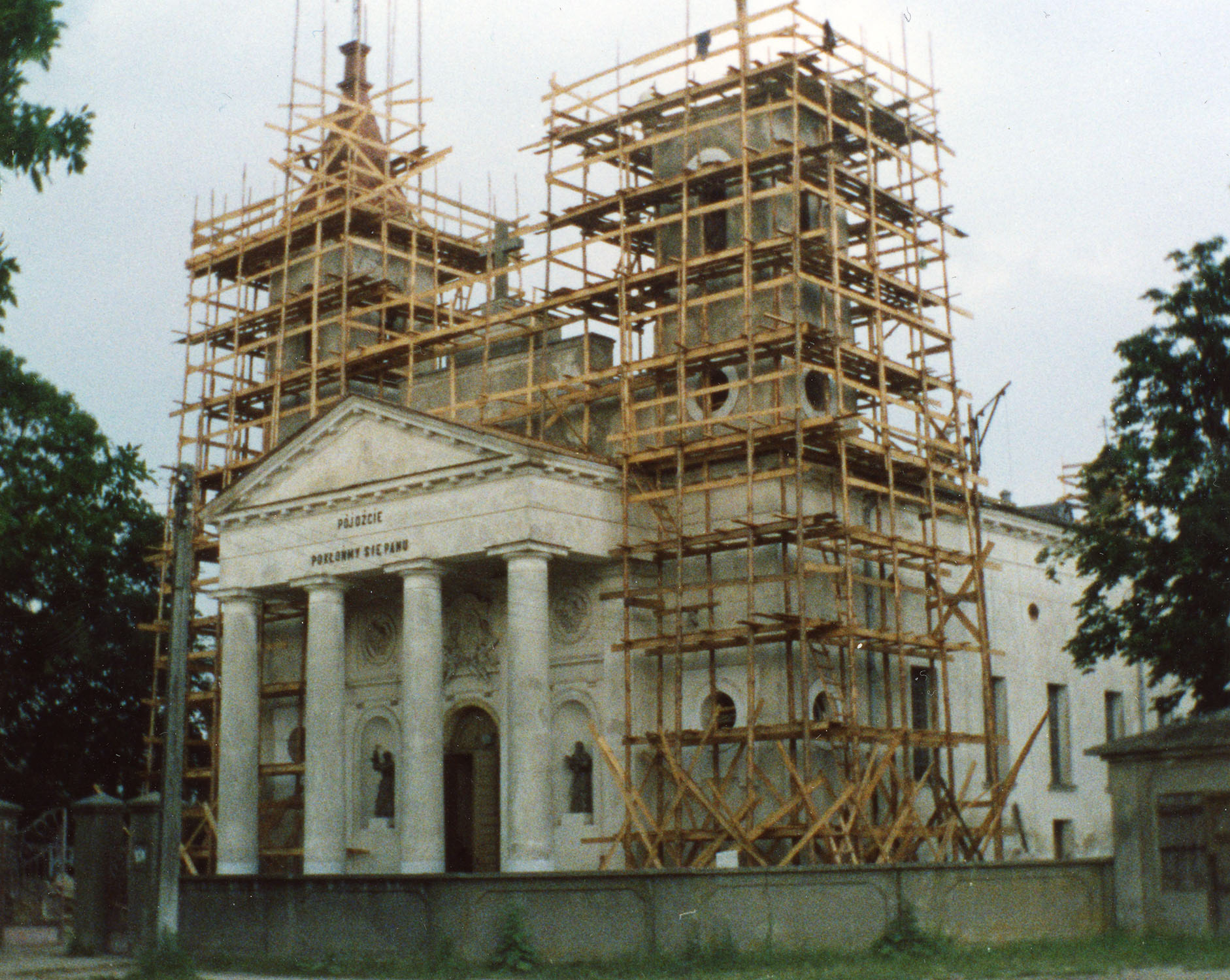 1990.08 | Remont kościoła pw. Świętych Apostołów Piotra i Pawła w Zabłudowie | z arch. Grażyny Zakrzewskiej-Dąb