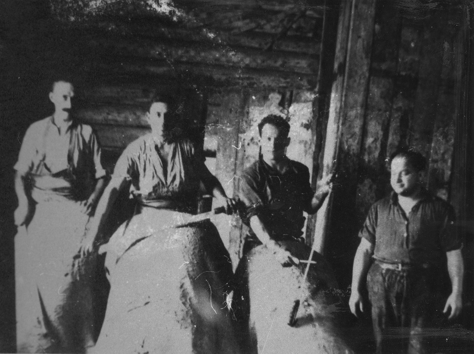 1935 | Garbarze - w Zabłudowie istniała m.in. garbarnia mechaniczna Owsieja i Abrama Białostockich z siedzibą przy ul. Lewaszkowej 29 (ob. ul. Sikorskiego) - przedsiębiorstwo zawarto w dniu 30 grudnia 1932 roku | z arch. Zofii Polikarp