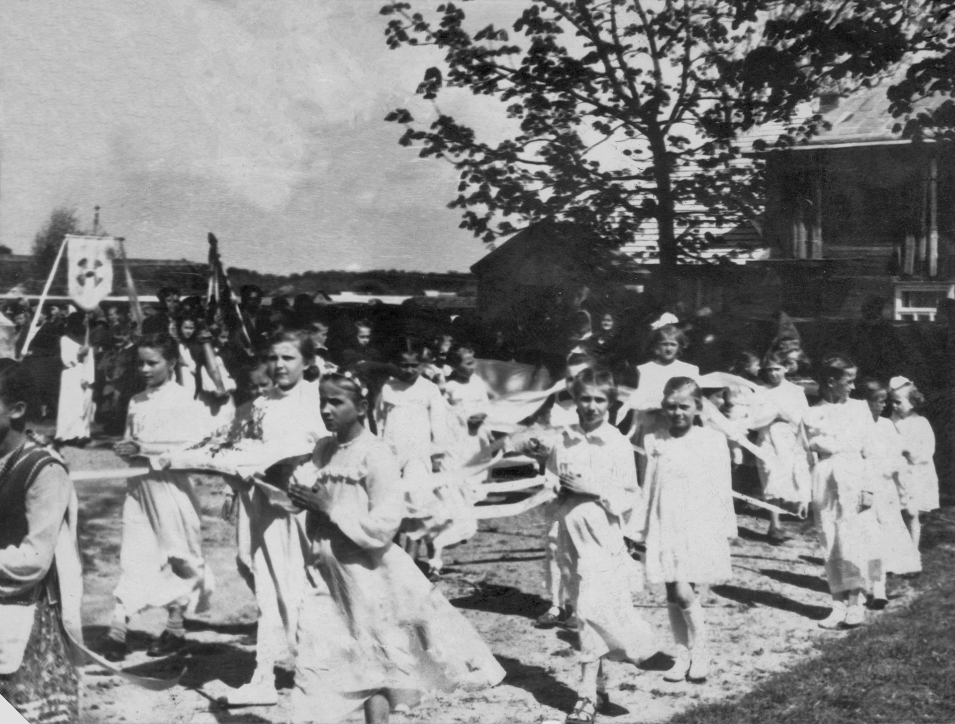 Lata 50. XX wieku | Procesja wokół kościoła | z arch. Macieja Roguckiego
