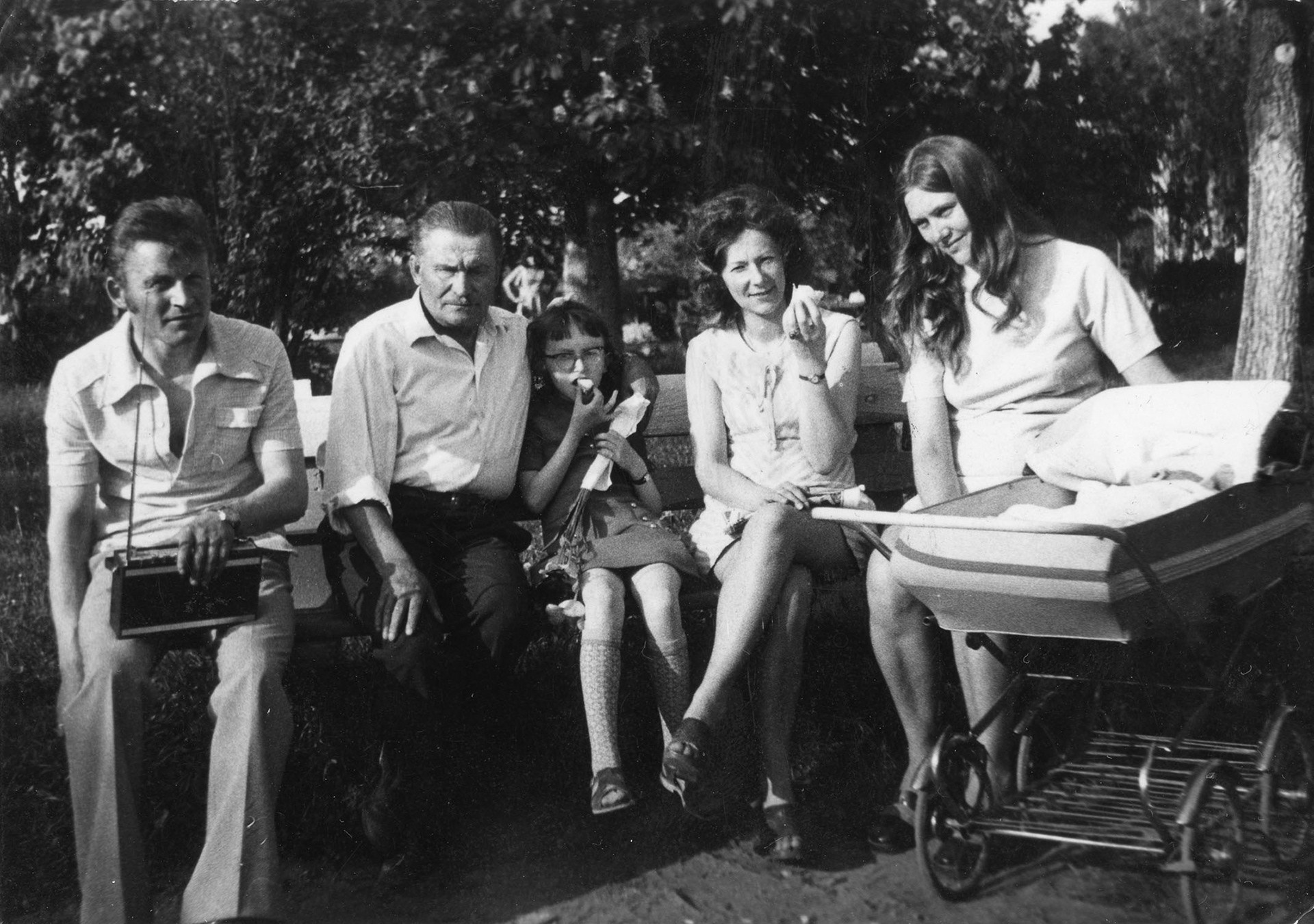 ok. 1973 | Na zabłudowskim skwerze - od lewej: Adolf Gierejko, Józef Gierejko, Katarzyna Pawełczyk z d. Gierejko, Urszula Gierejko z d. Tomanek, Julia Tomanek, Elżbieta Tomanek | z arch. Elżbiety Samsonowicz-Łęczyckiej