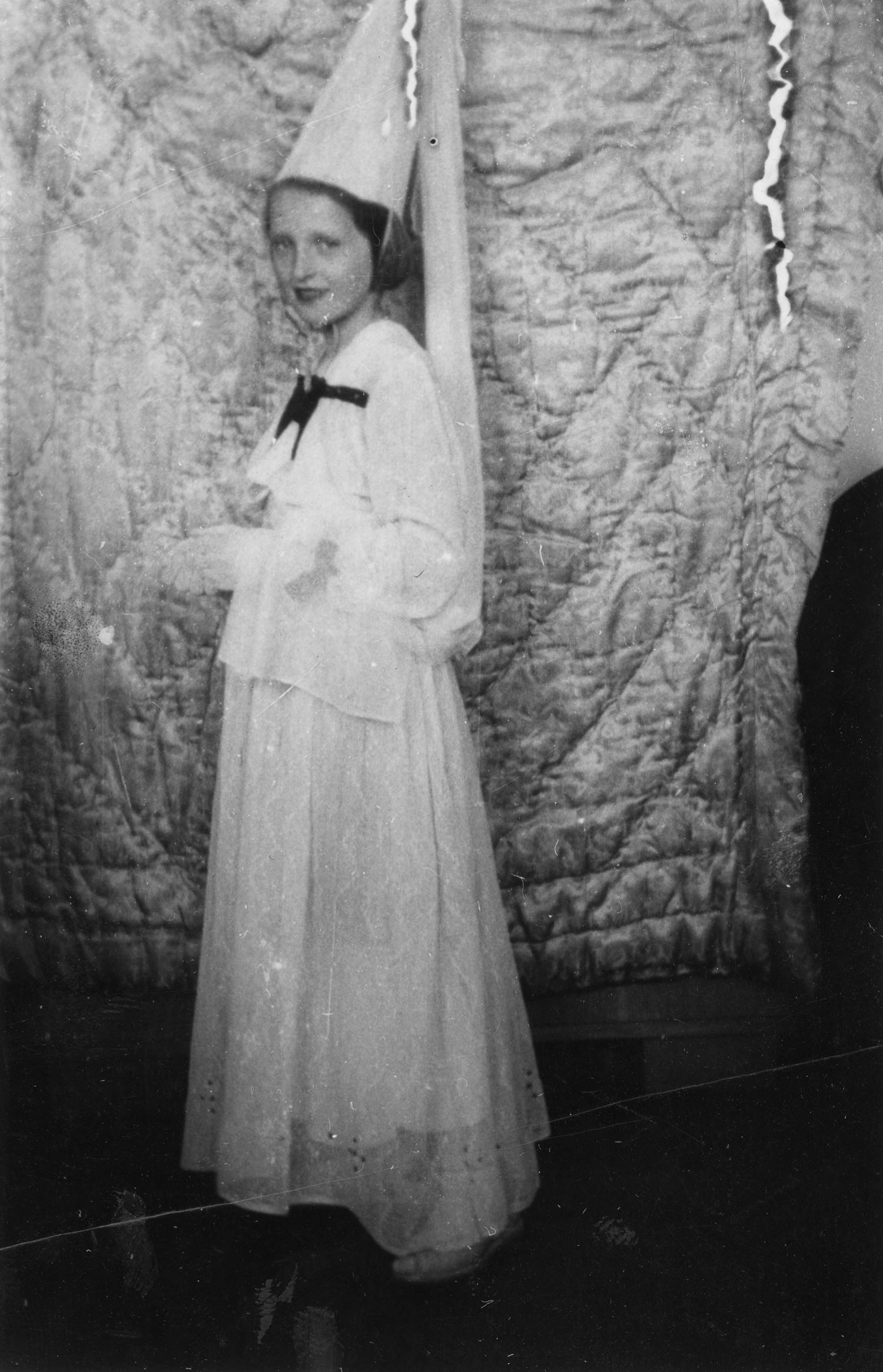 1960.11.03 | Anna Ułanowicz - uczennica klasy VI przed występem | z arch. Zespołu Szkolno-Przedszkolnego w Zabłudowie