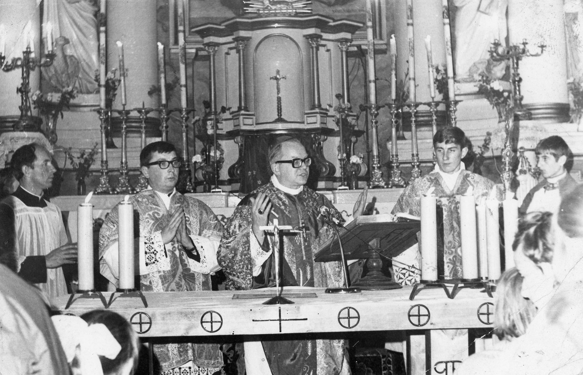 1972 | ks. bp Henryk Roman Gulbinowicz w świątyni zabłudowskiej | z arch. ks. Andrzeja Górskiego