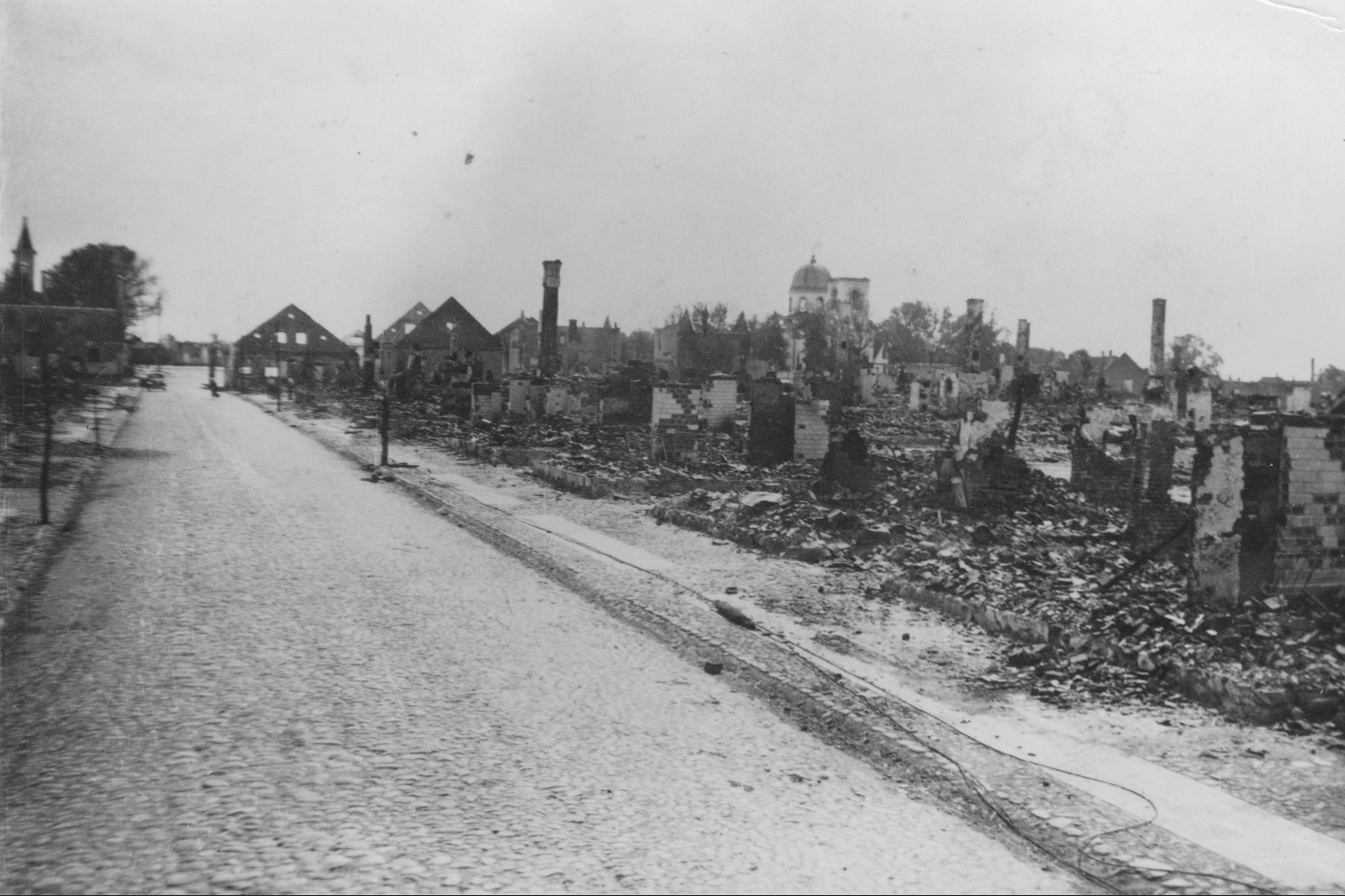 1941 - 1943 | Zabłudów, ul. Białostocka - ogrom zniszczeń - widok w stronę Rynku Prezydenta Ignacego Mościckiego (obecnie ul. Rynek) | z arch. Tomasza Wiśniewskiego