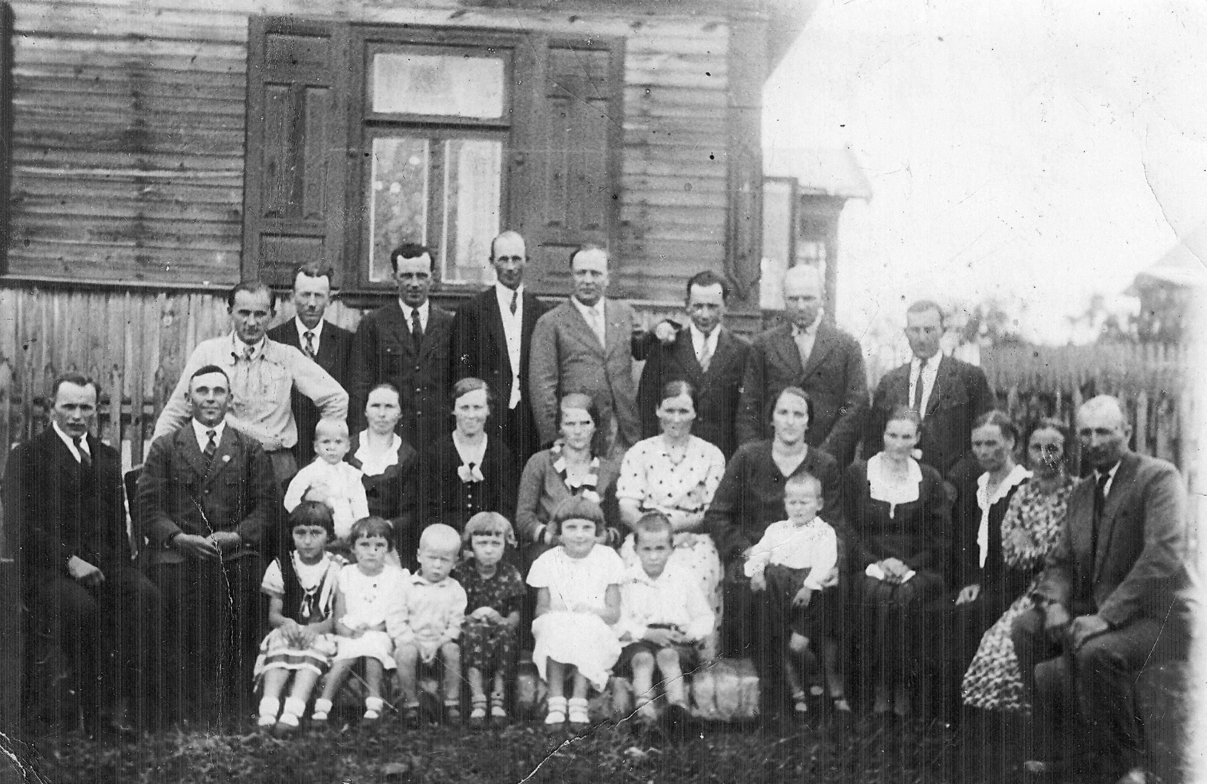 1935 | Mieszkańcy Zacisza (gmina Zabłudów) / Zacisze, przed domem Nikodema Grzegorczyka | ze zb. Zenona Puchalskiego