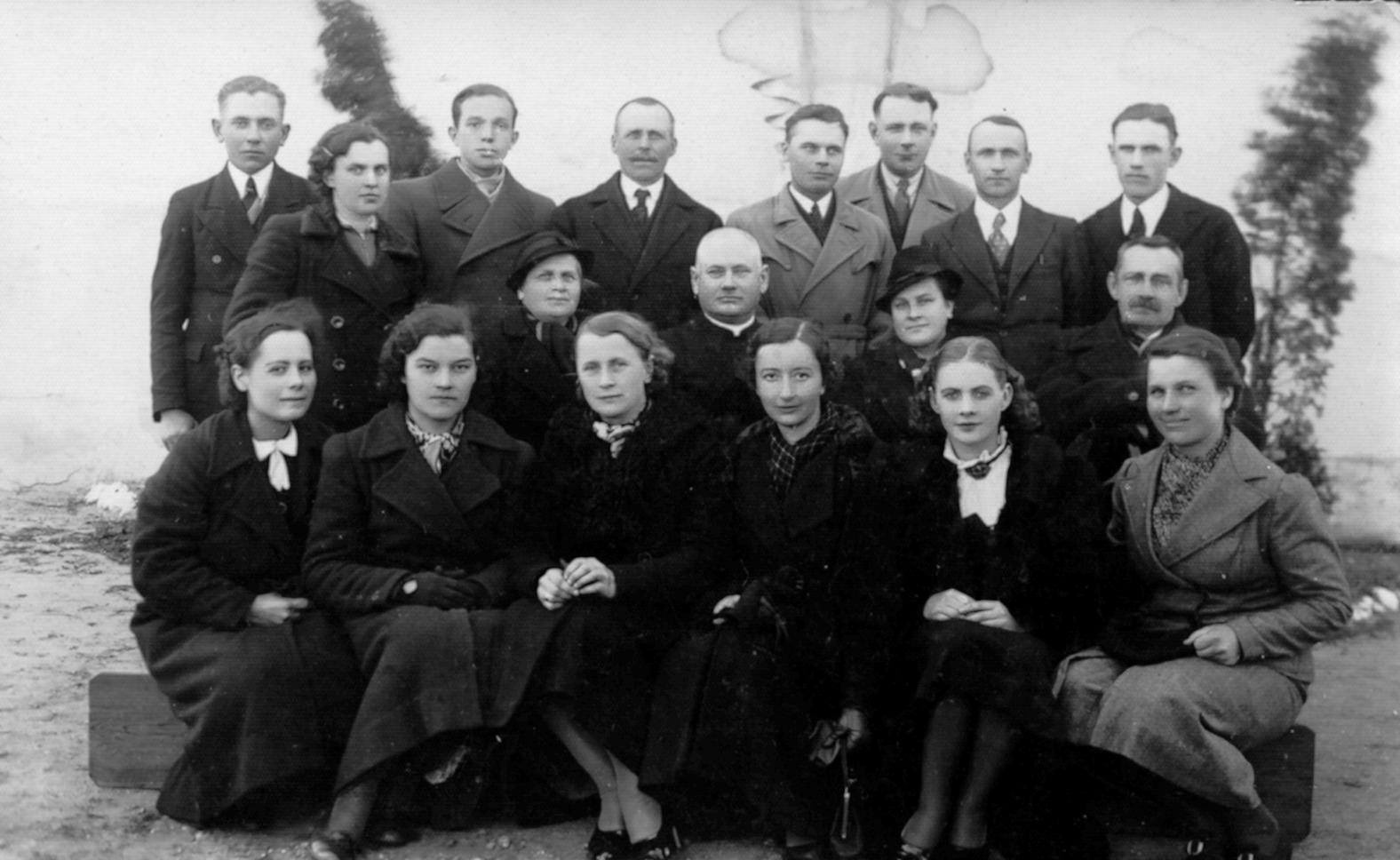 1938 | Działacze Akcji Katolickiej w Zabłudowie - 2. od prawej u dołu Ludwika Kamińska z d. Zakrzewska, w środku ks. Adam Ostrowski (?) | z arch. ks. dr Adama Szota