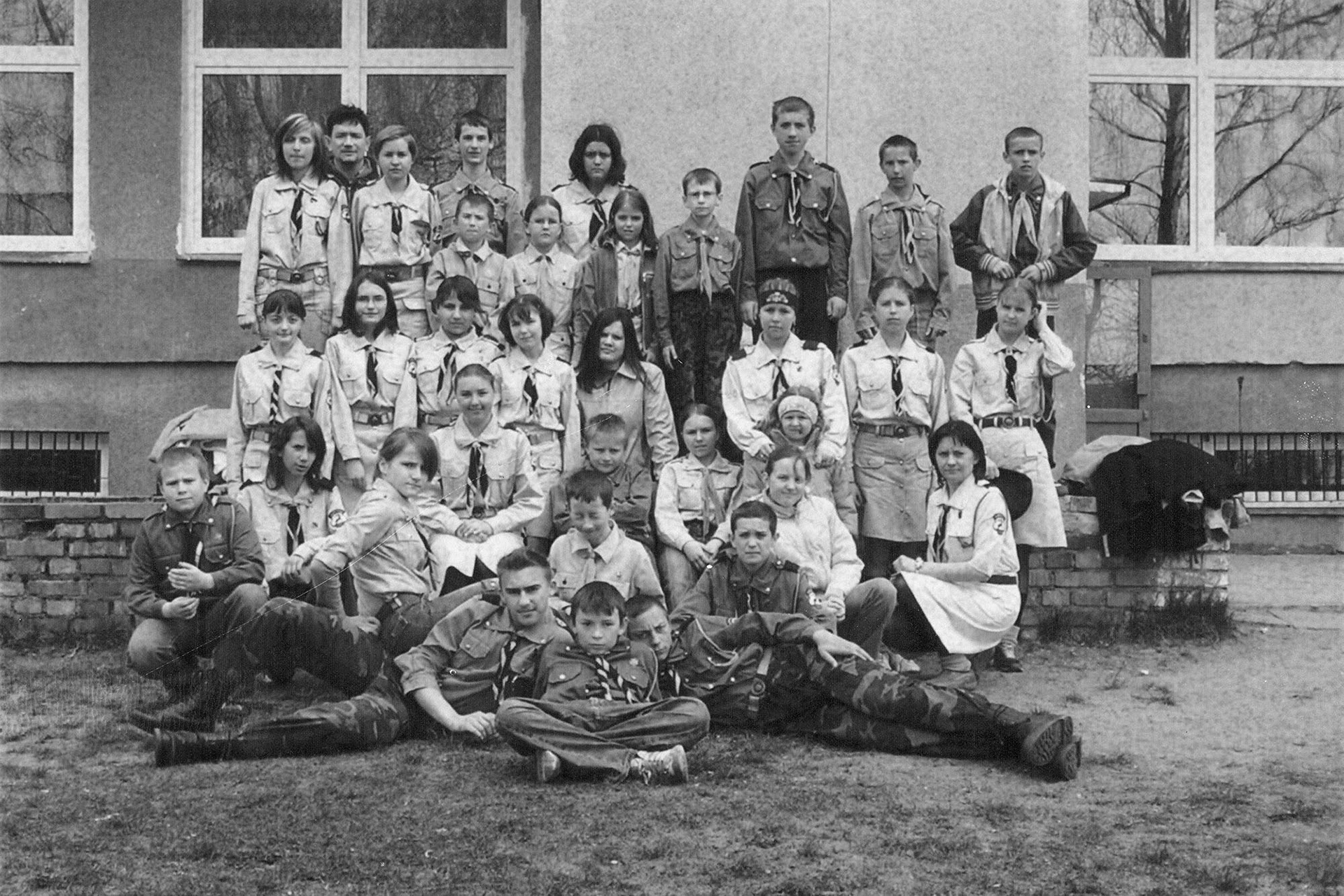 ok. 2004 | 40. Grunwaldzka Drużyna Harcerska na tle Gimnazjum im. Grzegorza Chodkiewicza w Zabłudowie | z arch. Joanny Jabłońskiej