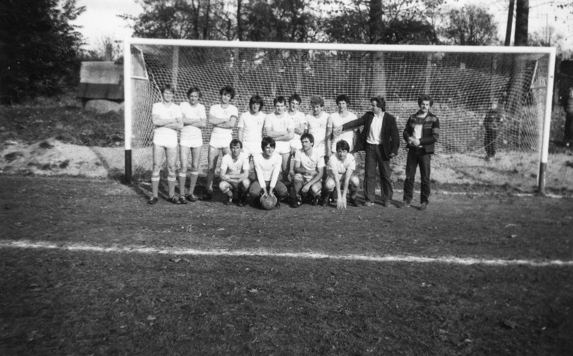 1982 | Pierwszy drużyna Klubu Sportowego "RUDNIA" z prezesem Andrzejem Kalinowskim | z arch. Andrzeja Kalinowskiego