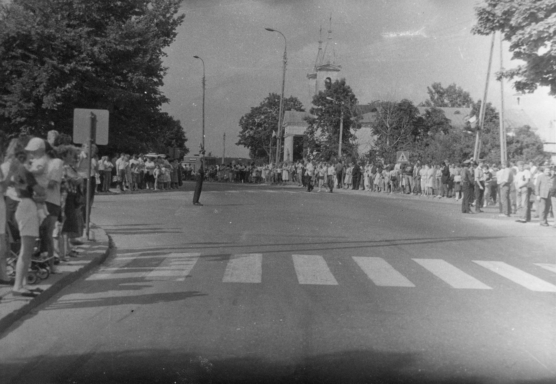 1989.07.25 | 46. edycja wyścigu kolarskiego Tour de Pologne - Zabłudowianie w oczekiwaniu na przejazd kolarzy  |  z arch. MOAK