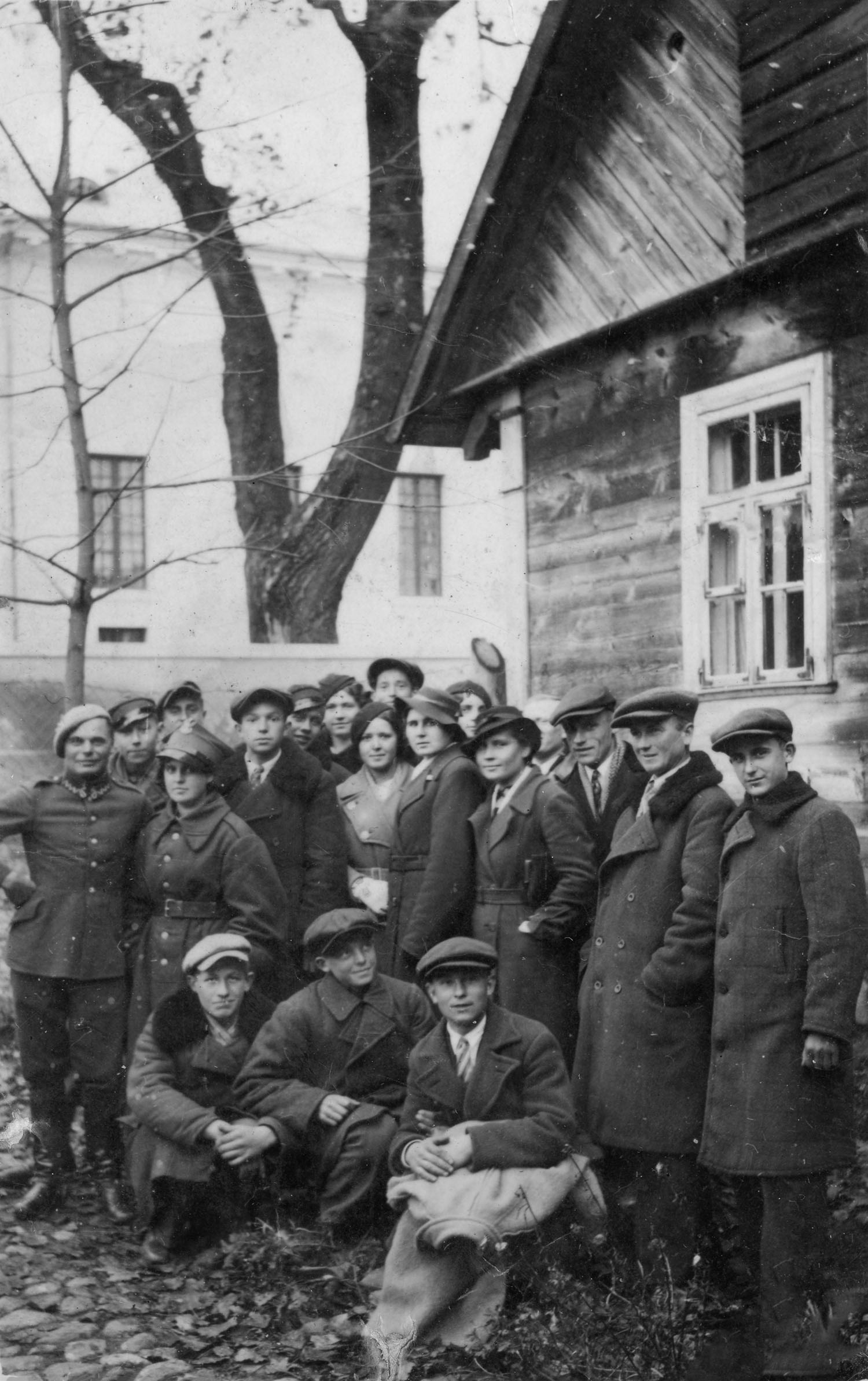 Lata 50. XX wieku | Zabłudowianie na tle kościoła pw. Świętych Apostołów Piotra i Pawła w Zabłudowie | z arch. Bogdana Matysewicza
