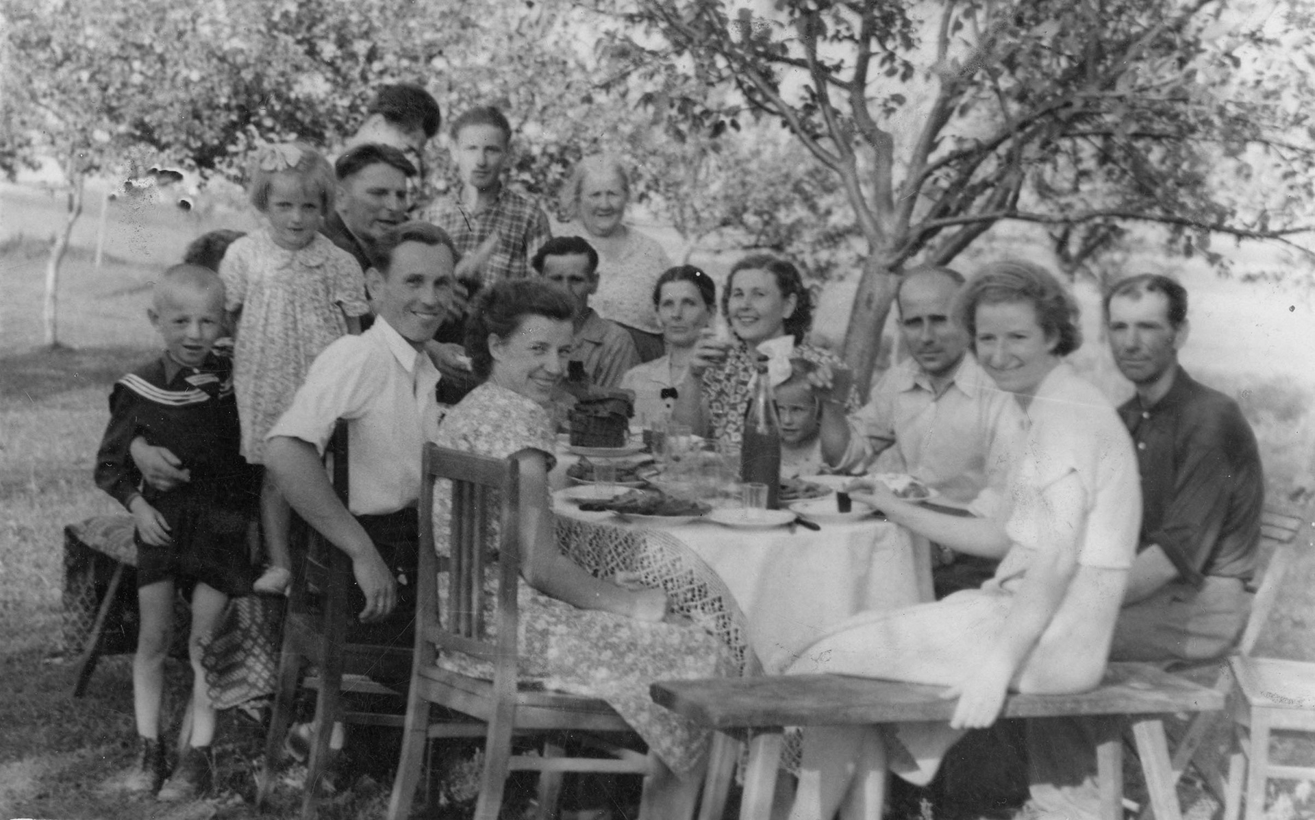 Lata 50. XX wieku | Rodzinne spotkanie - na fotografii m.in. Rodzina Michalczuków i Korolczuków | z arch. Barbary Orłowskiej