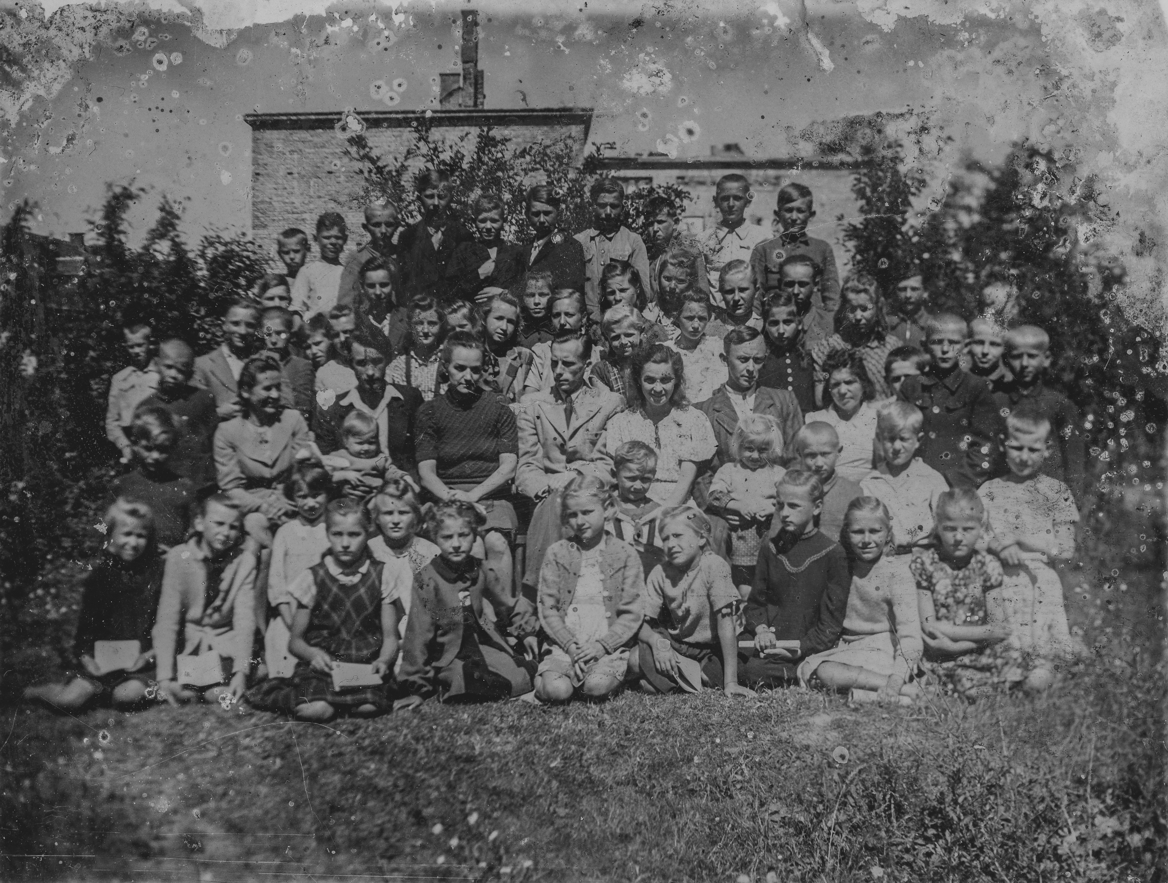 Lata 50. XX wieku | Grono pedagogiczne i uczniowie - z nauczycieli po prawej Antoni Maksimowicz | z arch. Agaty Łysak