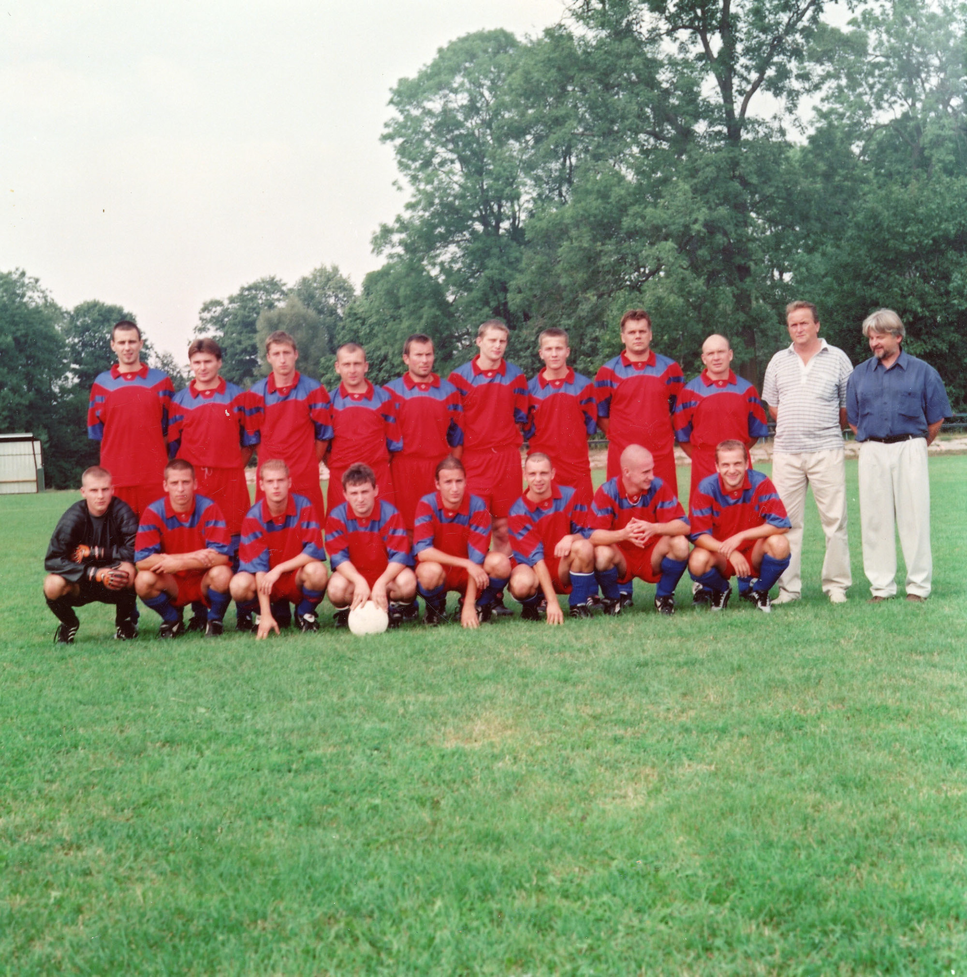 Sezon 2002/2003 - górny rząd od lewej: Bartłomiej Andrzejewski, Jarosław Leończuk, Paweł Zajkowski, Piotr Samsonowicz, Sławomir Mularczyk, Dariusz...(?), Michał Tchórznicki, Marian Tutaj, Andrzej Samsonowicz, trener - Zenon Szalecki, prezes - Andrzej Kalinowski / dolny rząd od lewej: Dariusz Węcławski, Robert Prus, Łukasz Siemieniuk, Adam Małaszkiewicz, Dariusz Gołdowski, Bartosz Bidelski, Robert Węcławski, Karol Szczerba | fot. Zbigniew Minko - z arch. MOAK