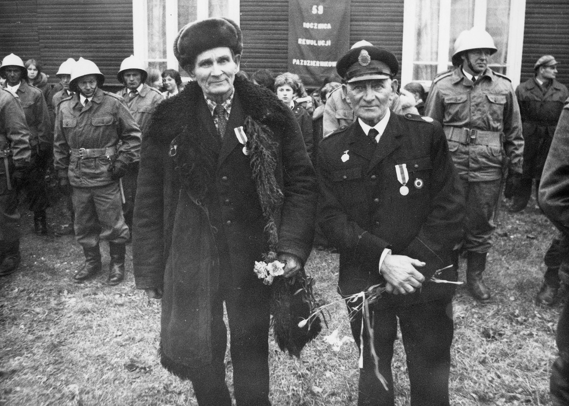 1976.11.07 | 50-lecie OSP w Rafałówce - po lewej Józef Sawicki (jeden z założycieli OSP w Rafałówce) i Edward Karczewski | z arch. Urzędu Miejskiego w Zabłudowie