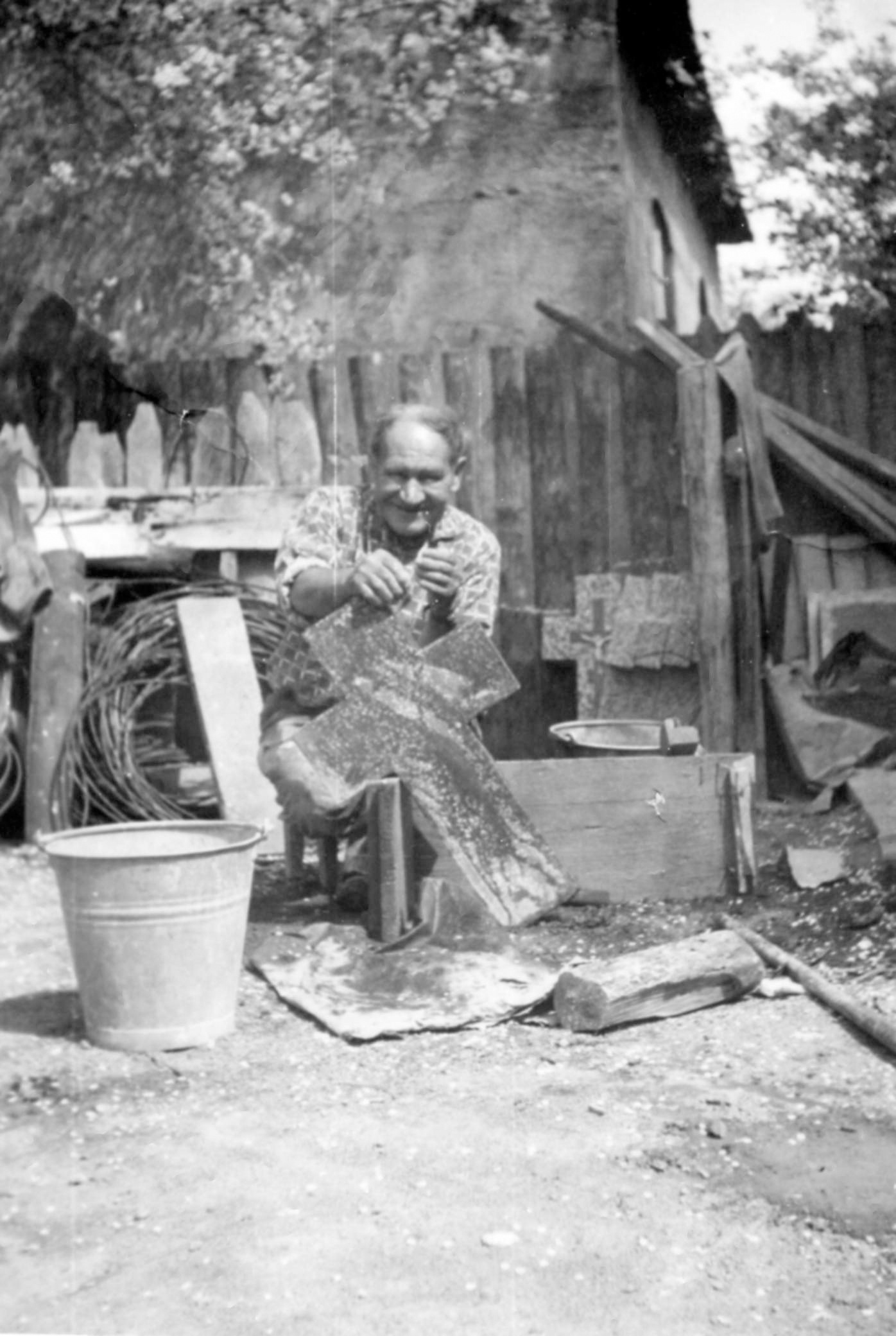 1945 | Ignacy Polikarp - właściciel pierwszego po wojnie zakładu pomnikarskiego w Zabłudowie | z arch. Olgi Michalczuk