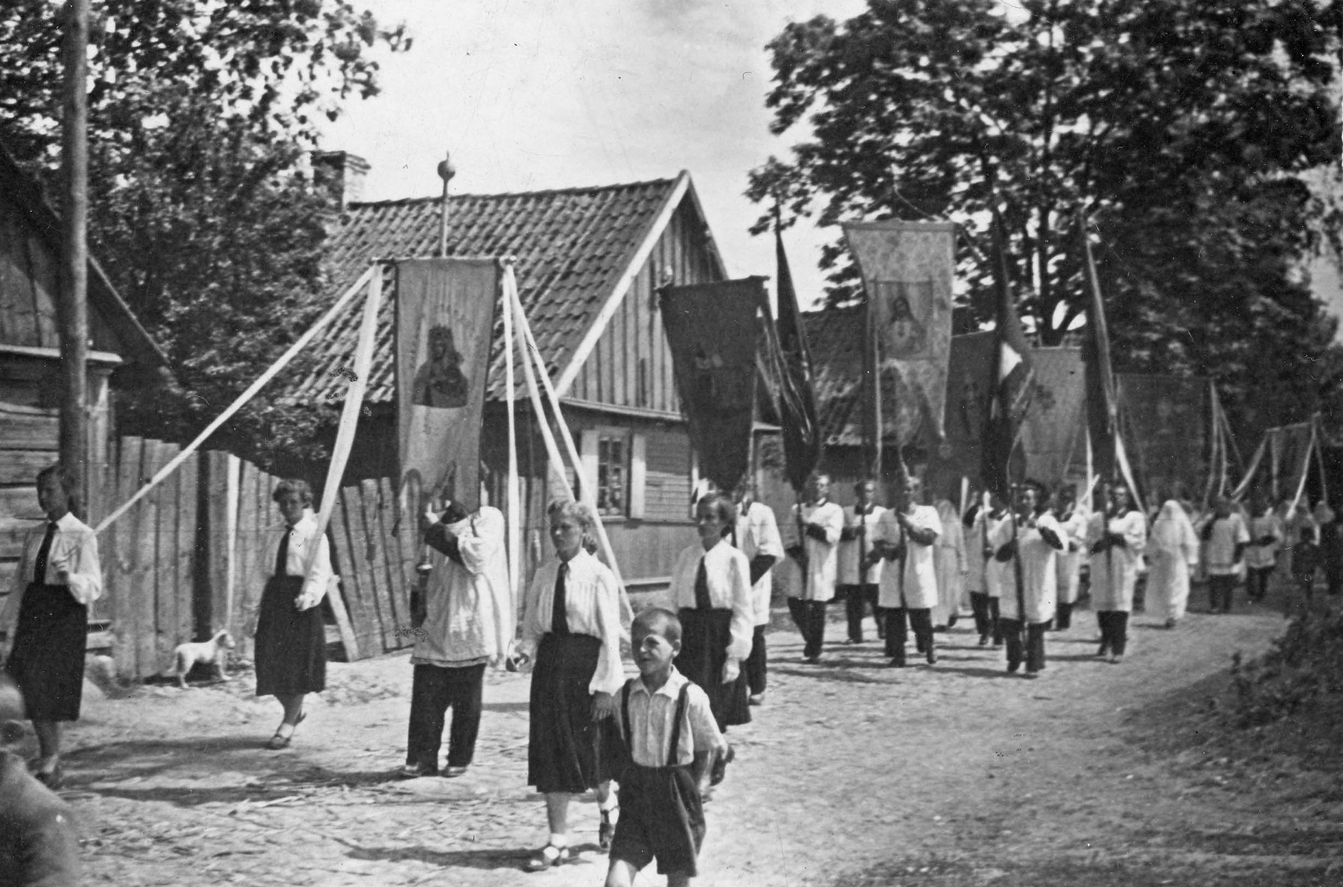Lata 50. XX wieku | Procesja Bożego Ciała ulicami Zabłudowa - ul. Sikorskiego | z arch. Doroty Winnickiej