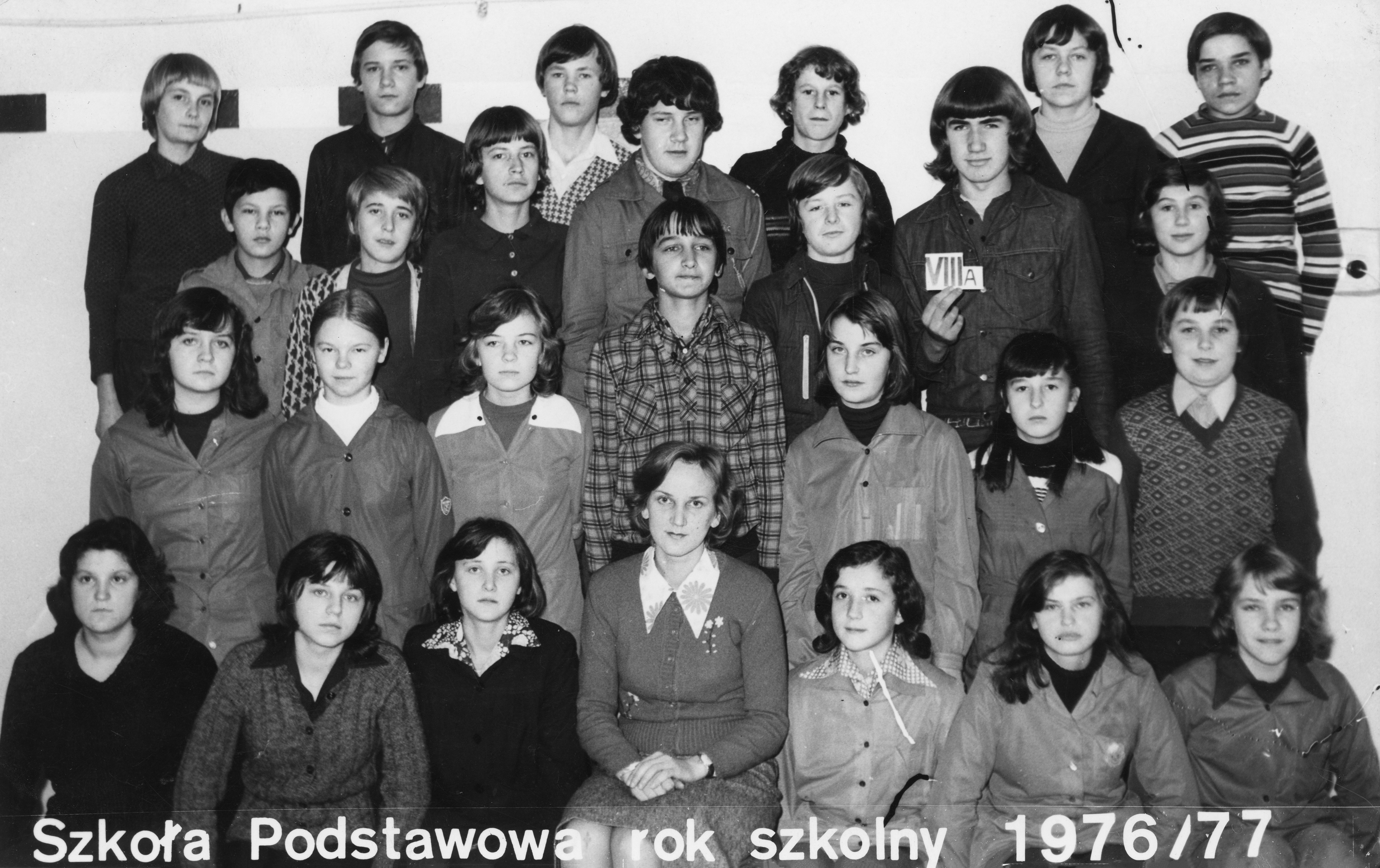 1976/1977 | Klasa VIII A - Szkoła Podstawowa w Zabłudowie - w środku wychowawca: Walentyna Andrejczuk, 1. od prawej u góry Wojciech Winnicki | z arch. Doroty Winnickiej