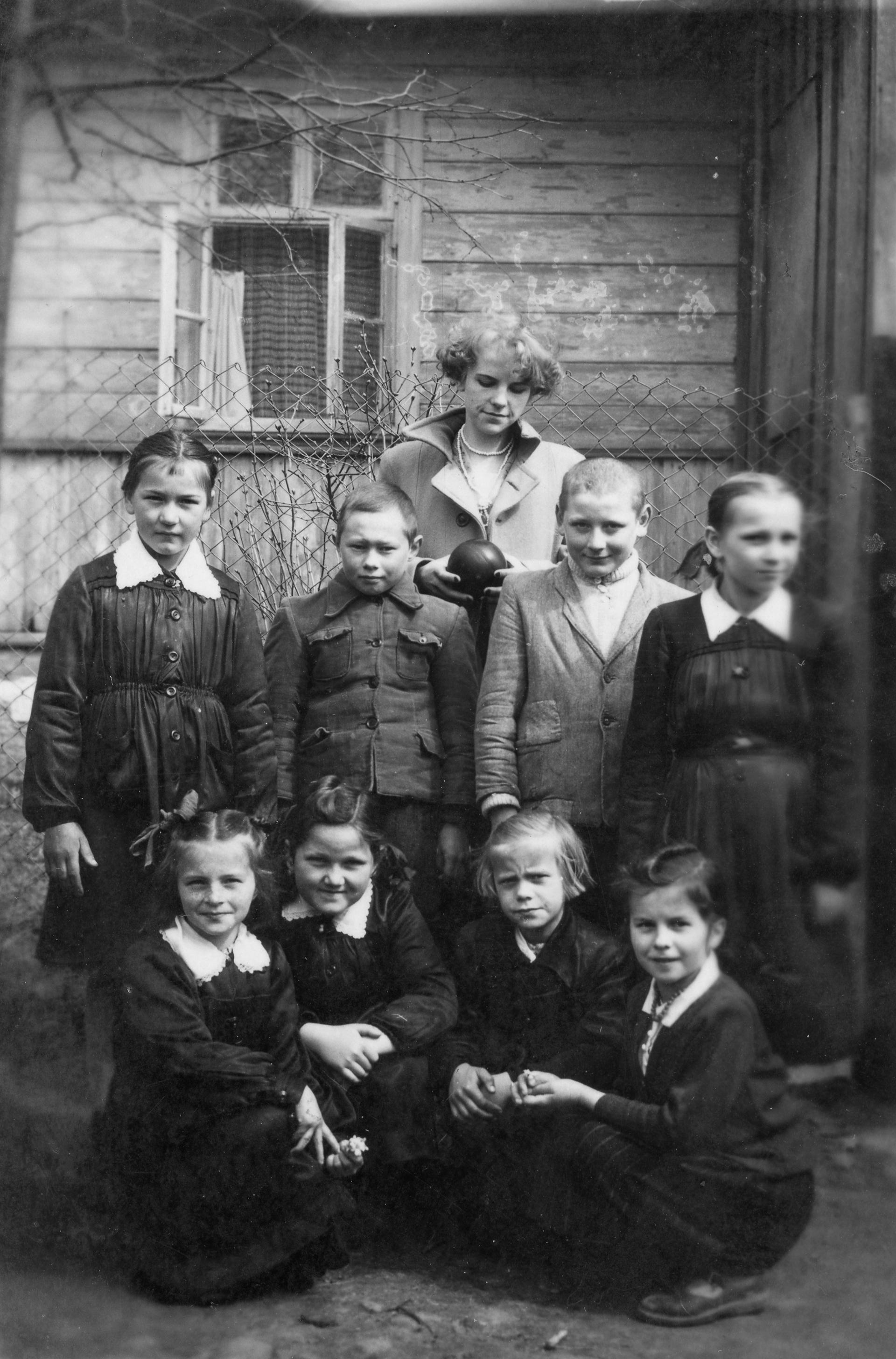 1958 | Klasa III z nauczycielką Anną Rychter - 2. od lewej u dołu Ewa Barbara Sacharewicz z d. Gutowska | z arch. Ewy Barbary Sacharewicz