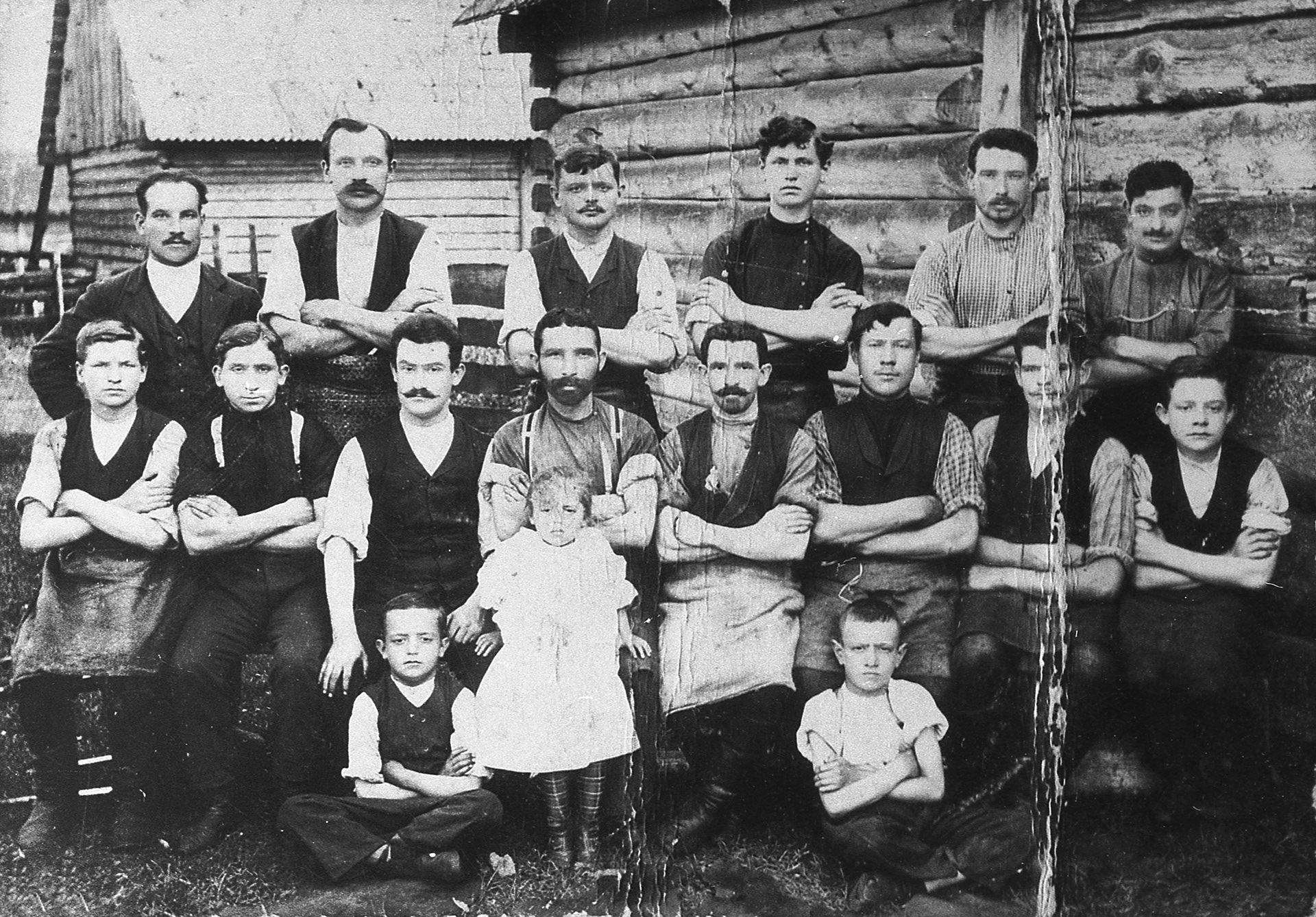 1900 | Pozujący do zdjęcia garbarze - jedna z garbarni założona została w 1886 roku przez Chackiela lub Mordko rodu Bekkerów (synów Owsieja) pochodzących z Zabłudowa - z kolei w latach 30. XX wieku w Zabłudowie istniały m.in. fabryki skór Braci Pleban, Chaim i Lejzer Müller'a, B. Edelmana, Baruch Szturmana, Hirsz Sarnackiego i Spółki, Braci Białostockich | z arch. MOAK