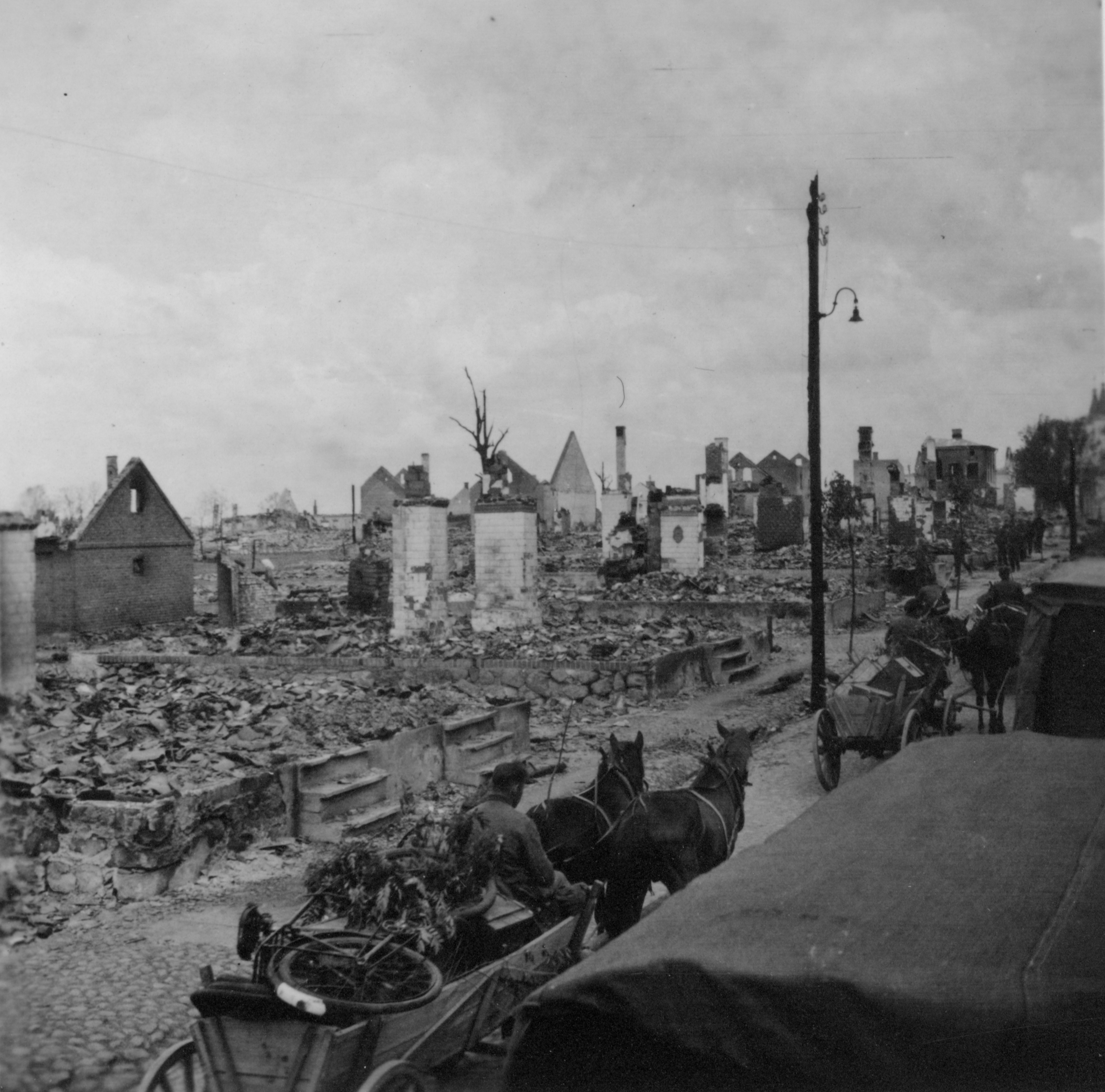 1941.06 | Zabłudów, ul. Bielska - widok w stronę ul. Rynek | z arch. ks. Andrzeja Górskiego