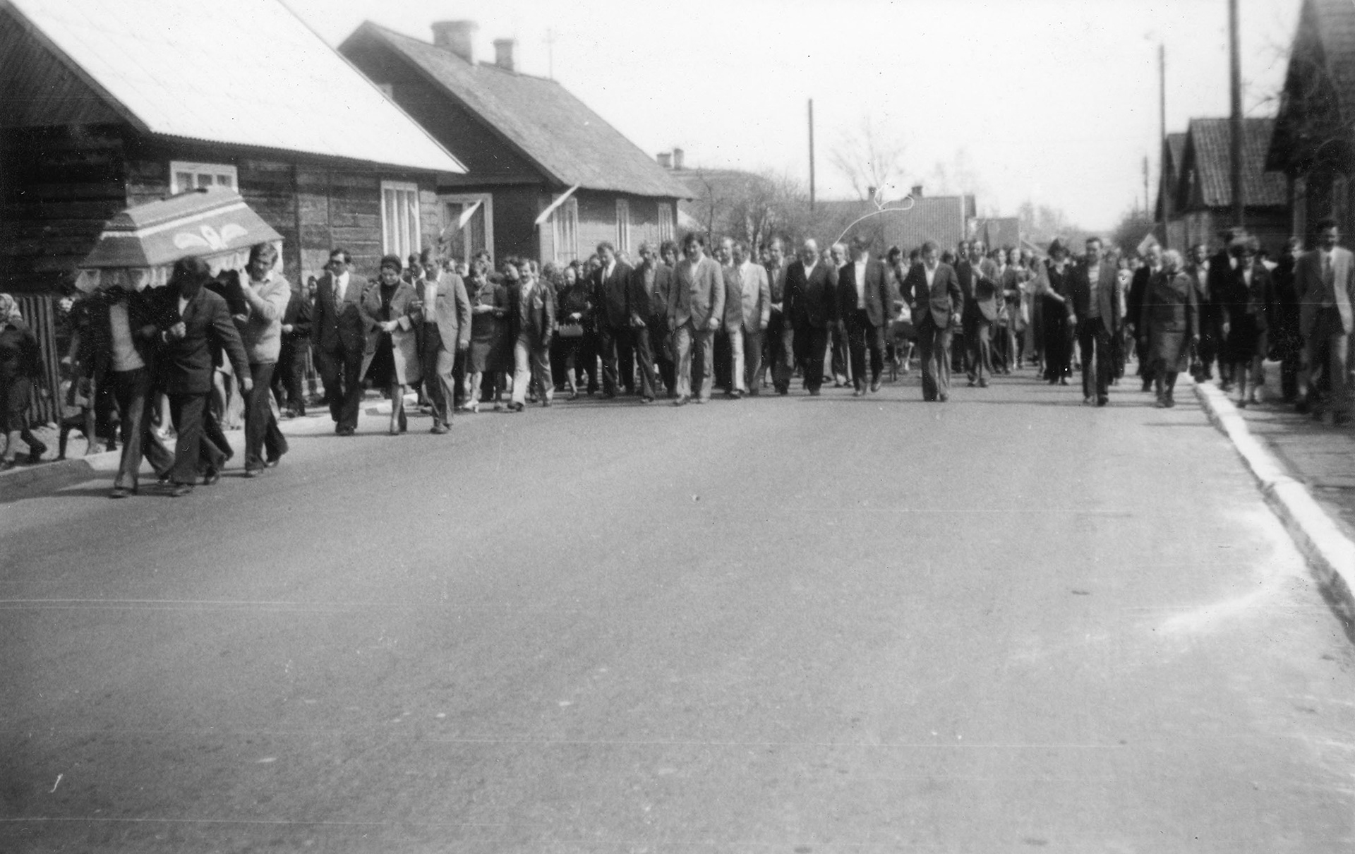 Lata 70. XX wieku (?) | Kondukt żałobny - Zabłudów, ul. Białostocka | z arch. Marii Drewnowskiej