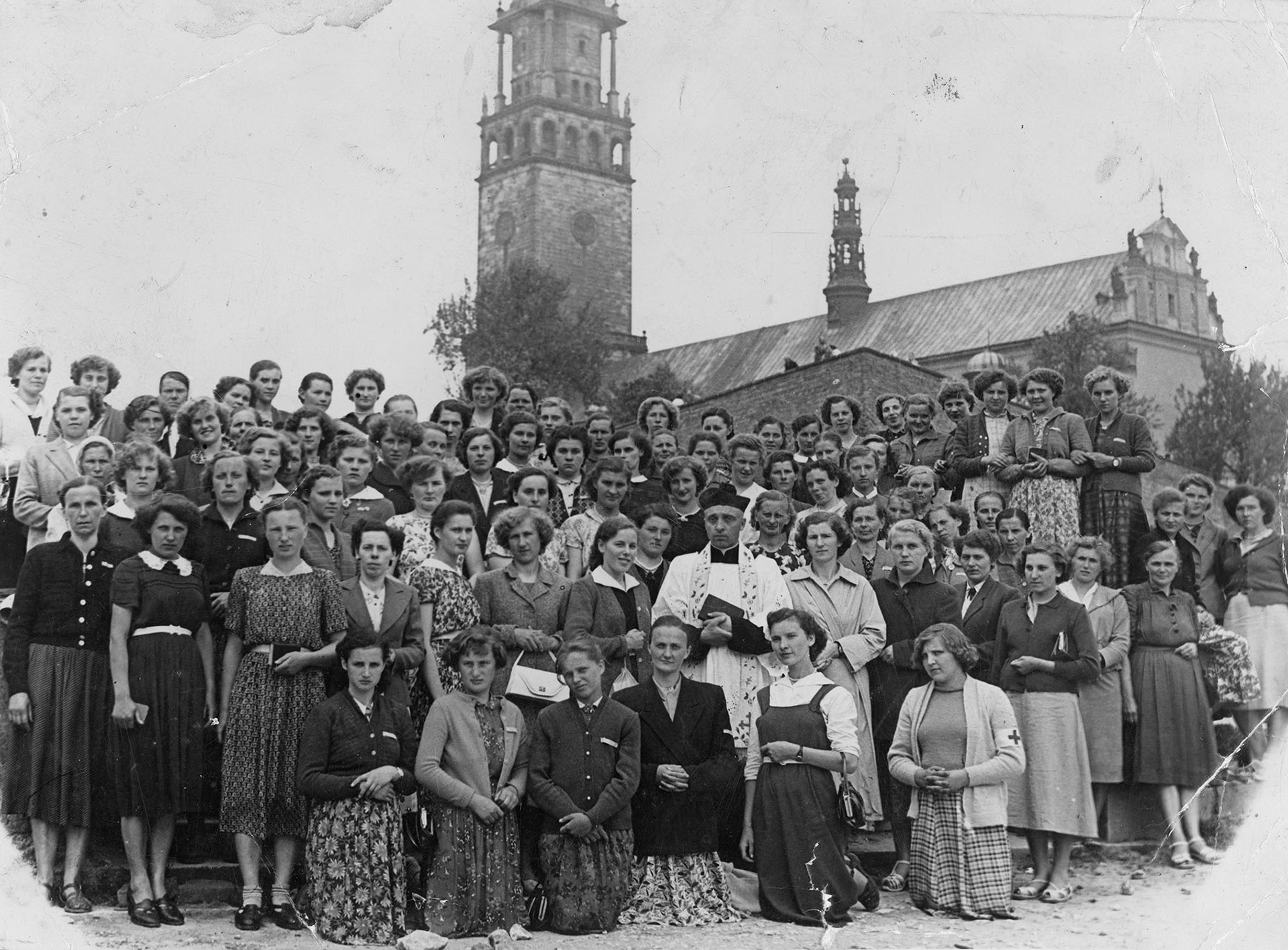 1956 | Pielgrzymka do Częstochowy z parafii Zabłudów - w środku ks. Adam Niewiarowski, na zdjęciu m.in. Apolonia Korolczuk z d. Michalczuk, Maria Drewnowska, Irena Samsonowicz z d. Kuczyńska... | z arch. Barbary Orłowskiej