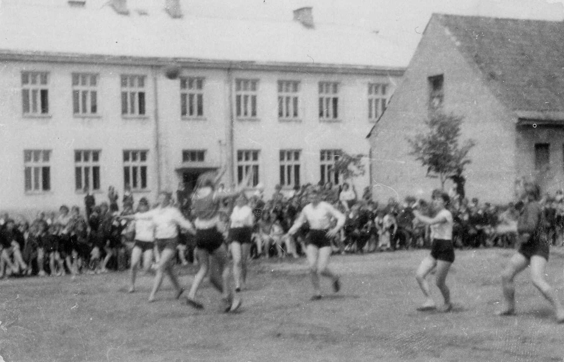 1969.06.07 | Święto Sportu Szkolnego - mecz piłki ręcznej - rywalizacja drużyny ZSR z drużyną klas VIII i VII | z arch. Zespołu Szkolno-Przedszkolnego w Zabłudowie