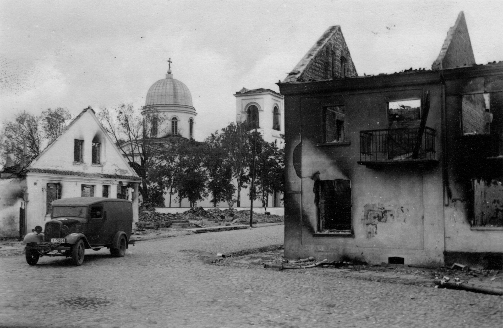 1941.06 | Zabłudów, Rynek Prezydenta Ignacego Mościckiego (ob. ul. Rynek) - widok na centrum miasta i cerkiew pw. Zaśnięcia Najświętszej Marii Panny | z arch. MOAK