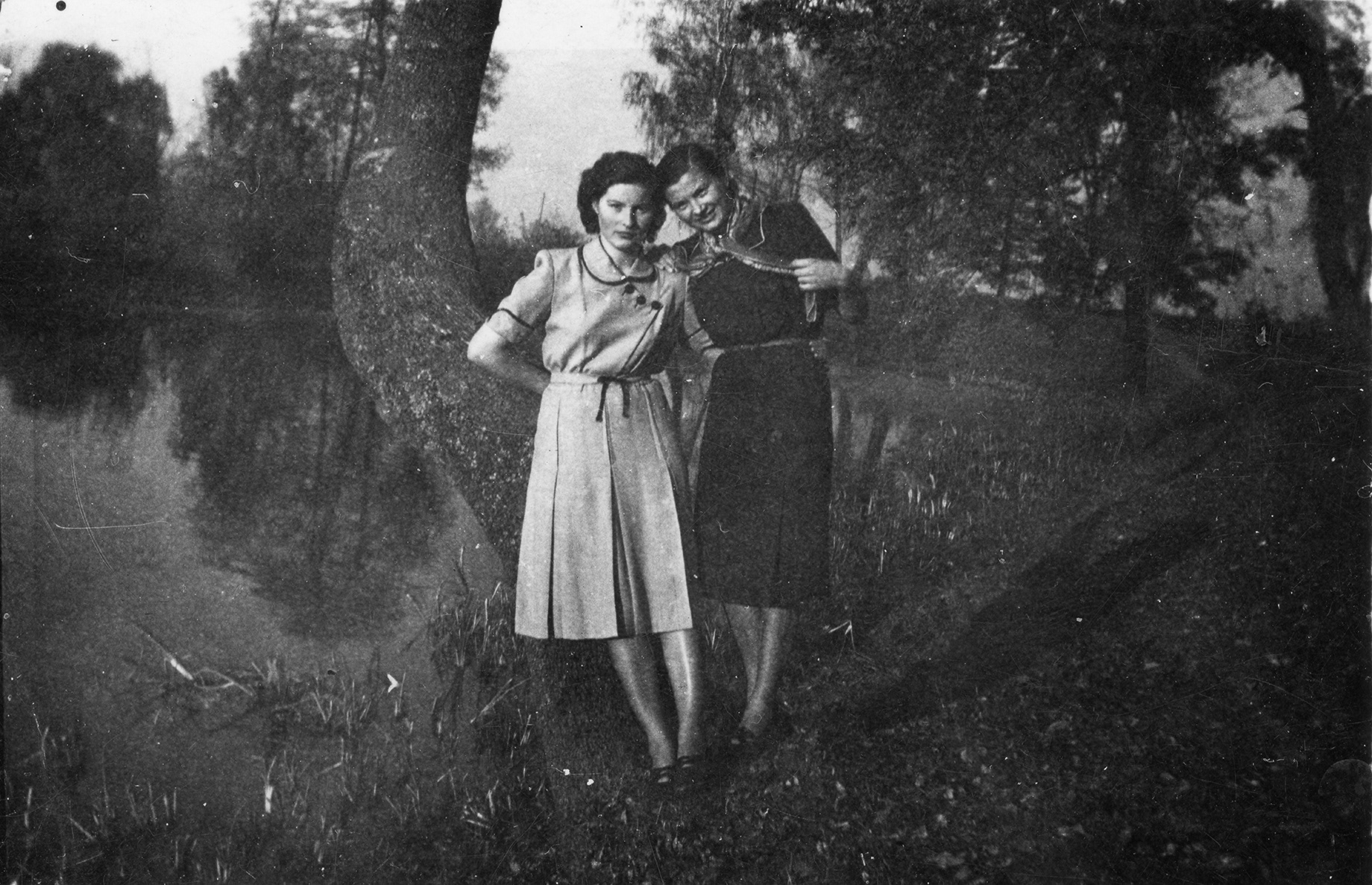 Lata 50. XX wieku | Zabłudów, Park Dworski - od lewej Lucyna Krejpcio i Maria Hajduk | z arch. Agaty Łysak