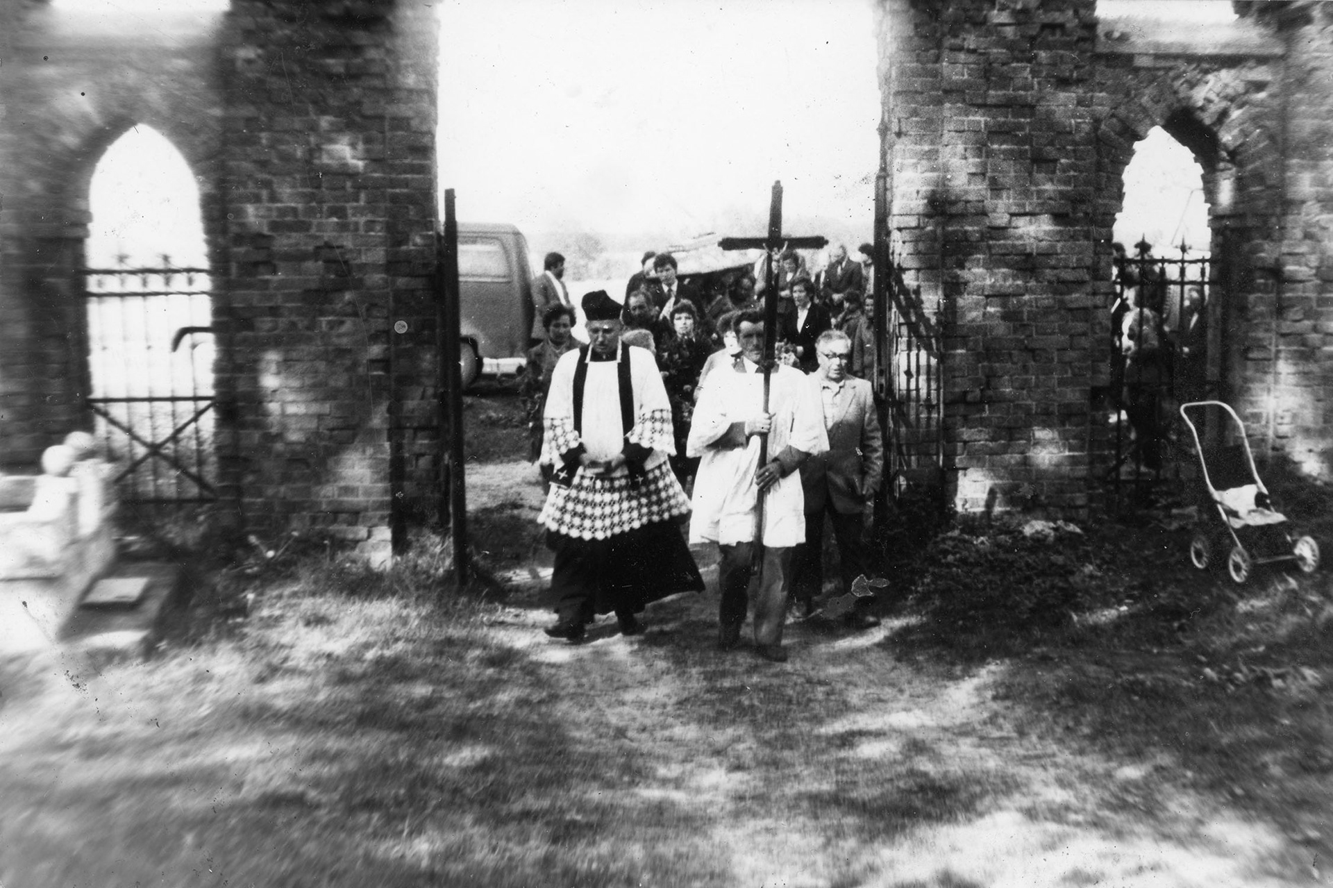 Lata 80. XX wieku | Pogrzeb w Zabłudowie - główna brama cmentarza parafialnego pw. św. Krzyża założonego w 1904 roku - po lewej ks. proboszcz Józef Krysiewicz | z arch. Agaty Łysak