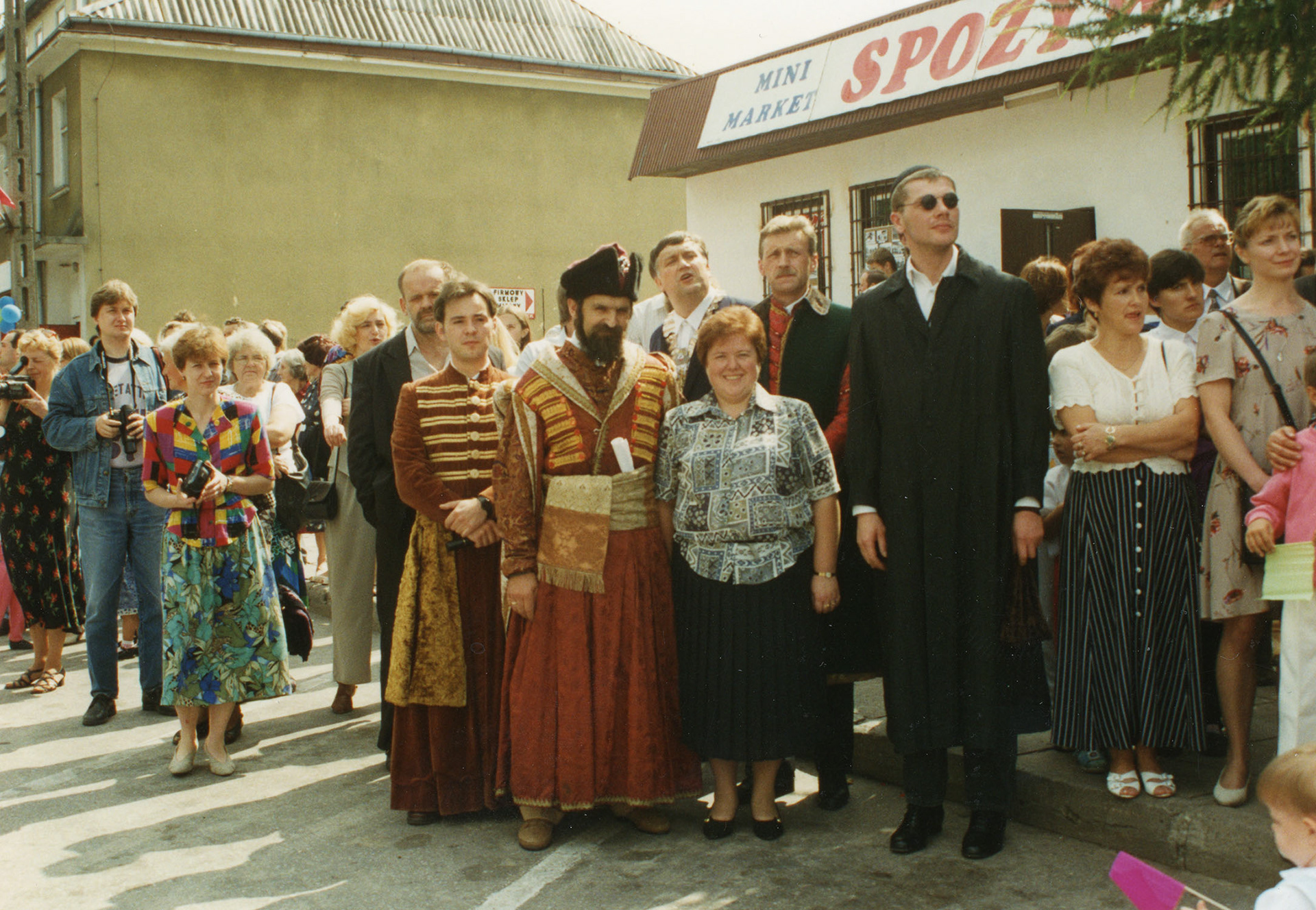 1996.08.15 | 443 Urodziny Zabłudowa - od lewej: Ryszard Karp, Robert Kropiwnicki, Mieczysław Ładny - Burmistrz Zabłudowa, Jan Leończuk, Barbara Kulikowska, Romuald Wiszniewski, Jacek Waldemar Lulewicz, Barbara Regucka | z arch. MOAK