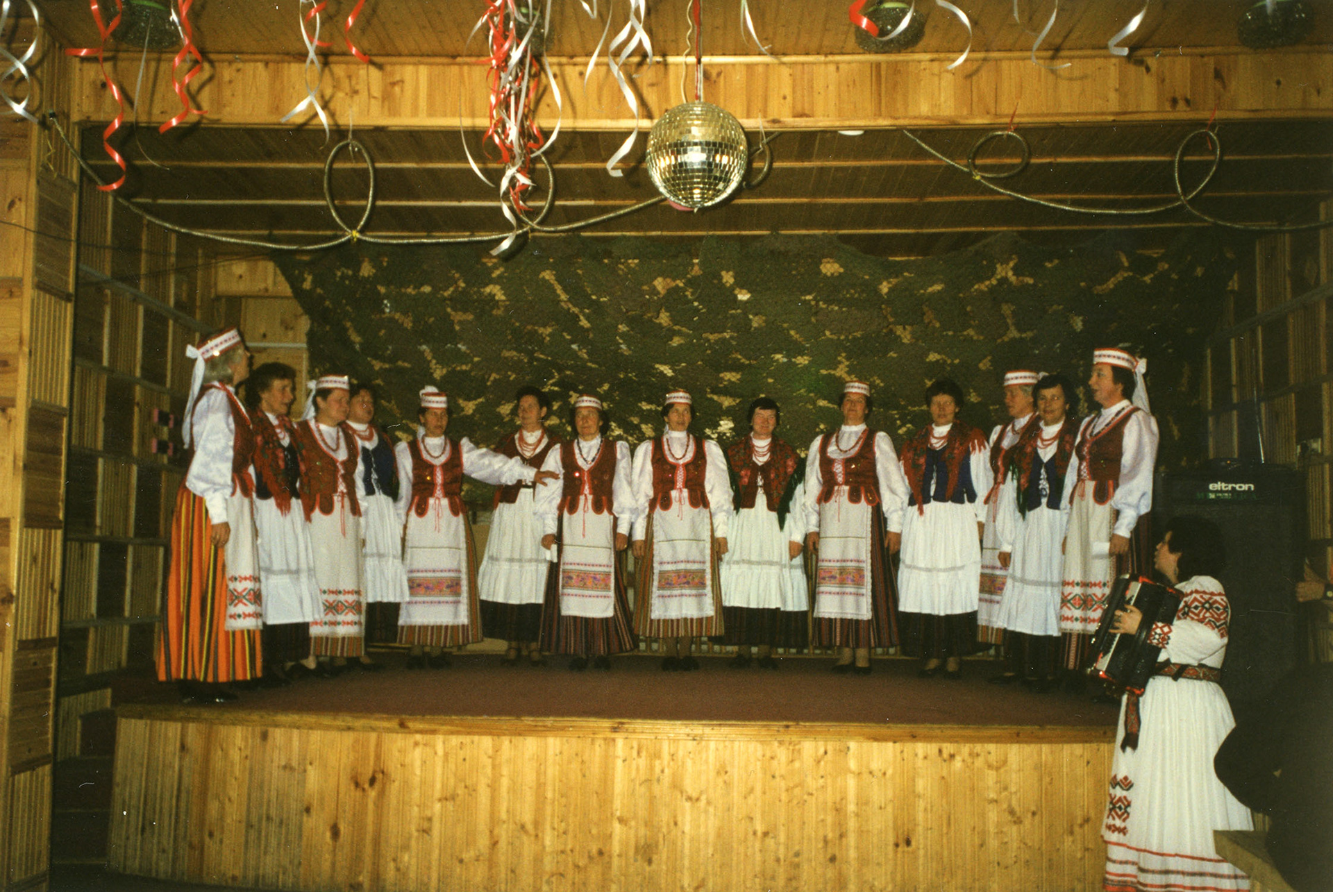 1997.11.11 | Święto Niepodległości - na scenie w Wiejskim Domu Kultury w Rafałówce wspólny występ zespołów Reczańka i Folwarczanki | z arch. MOAK