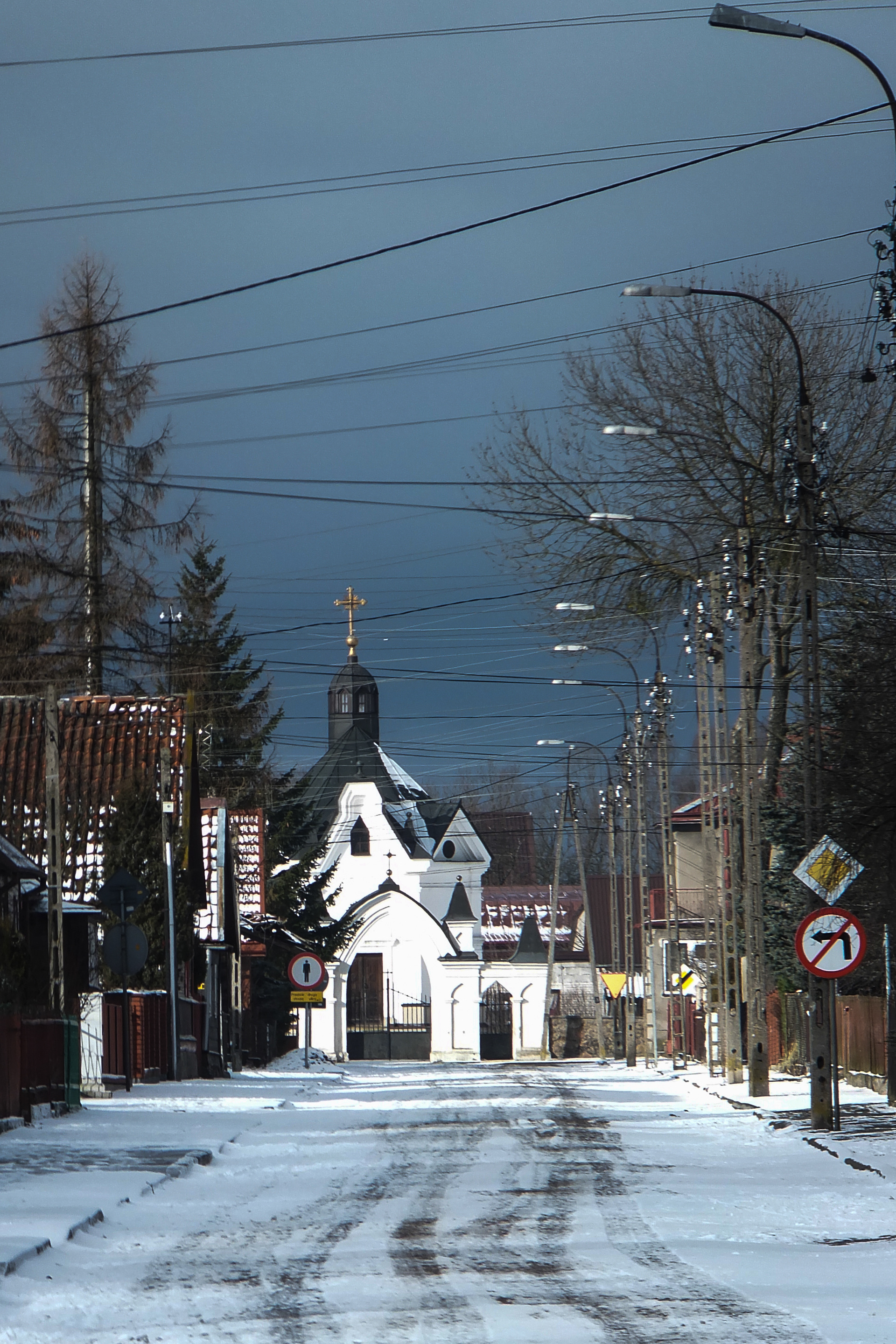 2015.02.08 | Kaplica św. Rocha w Zabłudowie w zimowej szacie - widok od ul. I-szej Dywizji Wojska Polskiego | fot. Małgorzata Kasperowicz