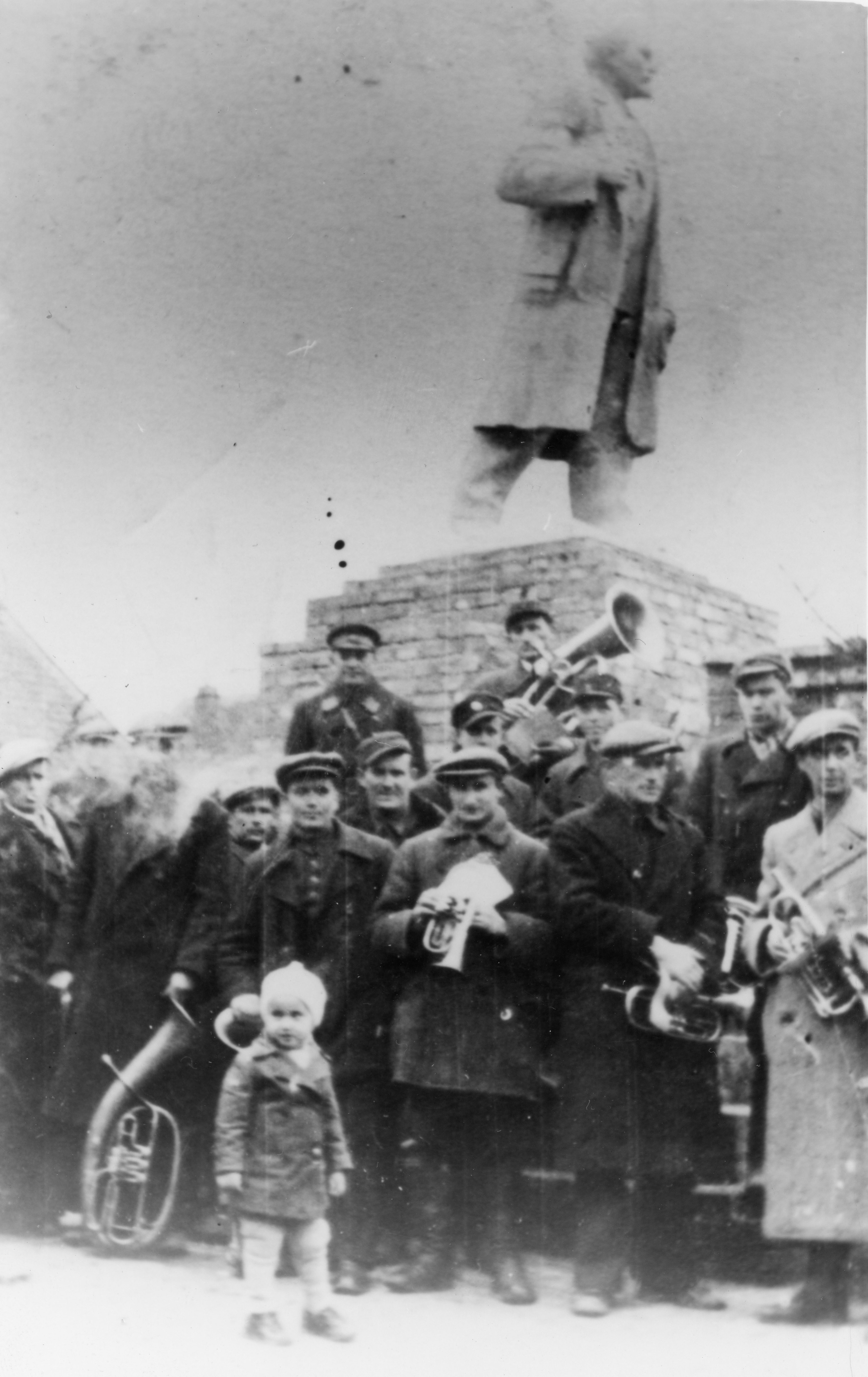 1941.05.01  |  Uroczystości 1 Maja - pomnik Włodzimierza Lenina wzniesiony na uliczce zwanej Sutki pomiędzy kramami żydowskimi (obecnie skwer w Zabłudowie), przy którym znajdowała się także mównica - postument pod pomnikiem wykonano z rozebranego domu przy ul. Berka Joselewicza (tzw. uliczka Ciasna prowadząca bezpośrednio do synagogi, znajdująca się pomiędzy ul. Surażską, a ul. Białostocką - dziś nieistniejąca) - przed pomnikiem uczestnicy obchodów i strażacka orkiestra dęta  |  z arch. Elżbiety Samsonowicz-Łęczyckiej