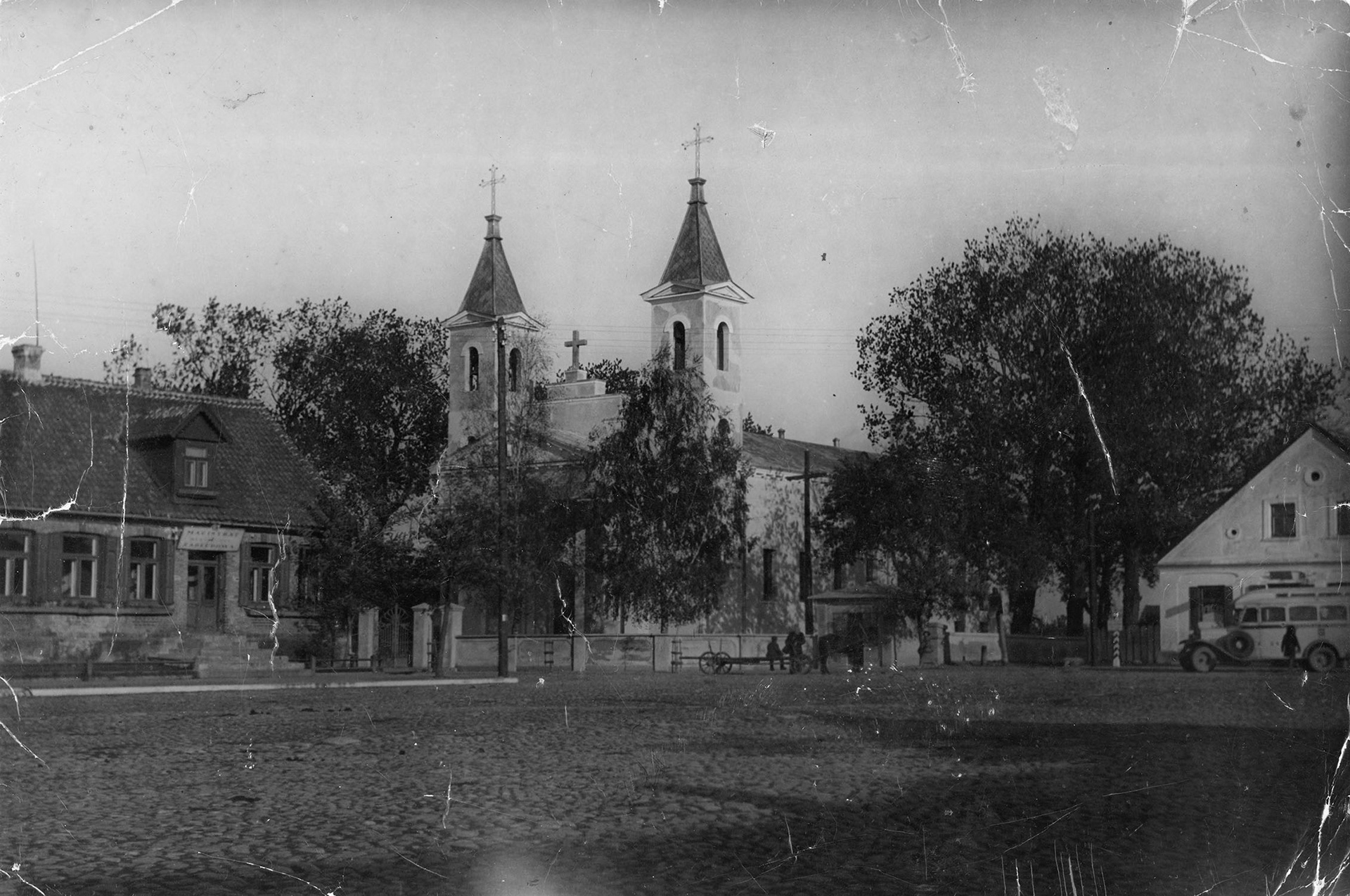 Lata 30. XX wieku | Zabłudów - Fragment Rynku Prezydenta Ignacego Mościckiego (obecnie ul. Rynek) - widok na kościół pw. św. Apostołów Piotra i Pawła - po lewej Magistrat Miasta Zabłudowa - po prawej "Herbaciarnia" Wiktora i Heleny Szelengowiczów (Duży Rynek 64) | z arch. Grażyny Zakrzewskiej-Dąb