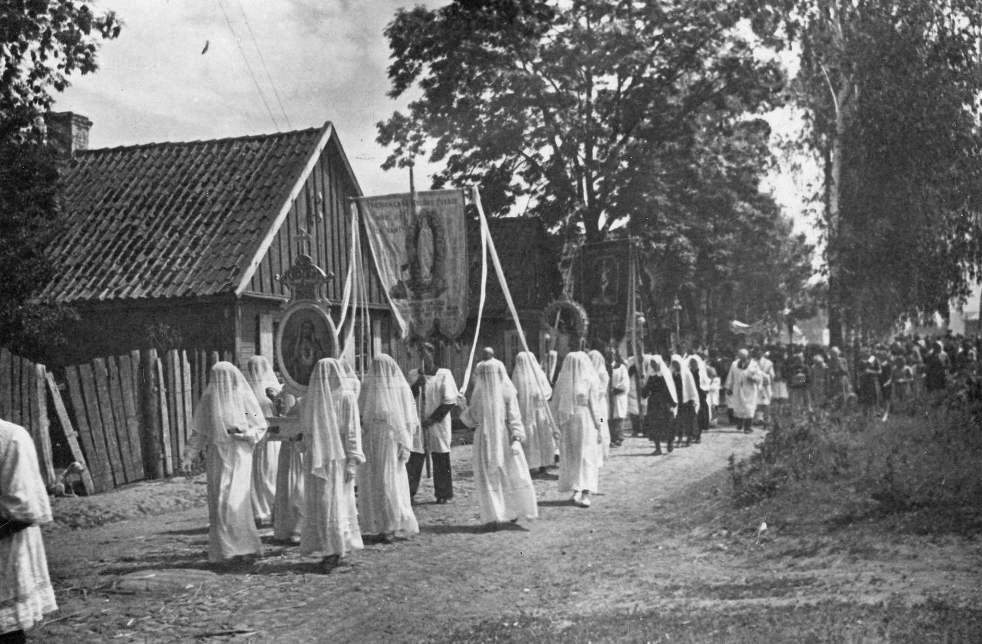 Lata 50. XX wieku | Procesja Bożego Ciała ulicami Zabłudowa - ul. Sikorskiego | z arch. Doroty Winnickiej