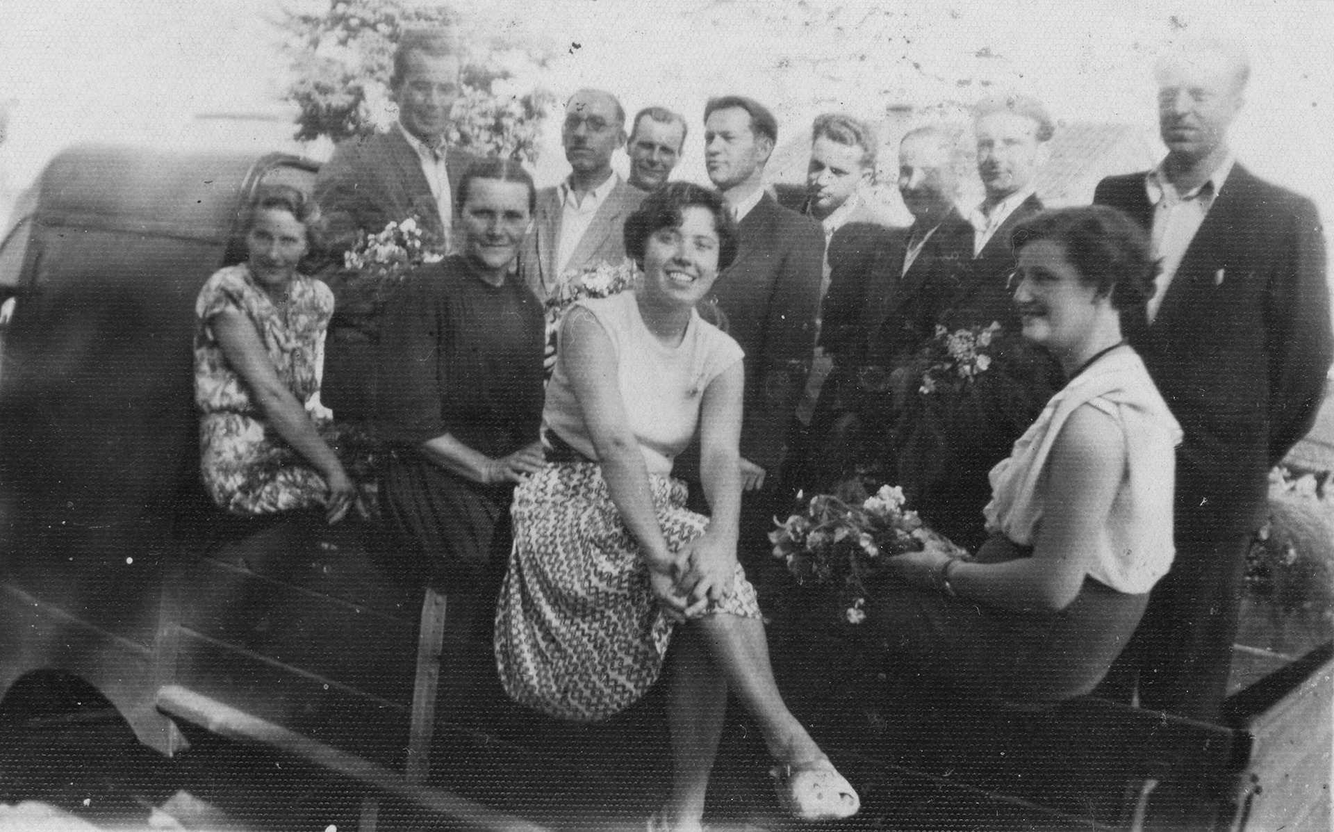 Lata 50. XX wieku | Pracownicy i grono pedagogiczne Zasadniczej Szkoły Zawodowej w Zabłudowie - od lewej Waleria Szyłkiewicz, Stanisław Sosnowski, Maria Andrejczuk, ... Makarewicz, x, x, Antoni Baniel, x, x, Henryk Siemieńczuk, Teresa Łysak z d. Kuczyńska, ...Harasimczuk | z arch. Agaty Łysak