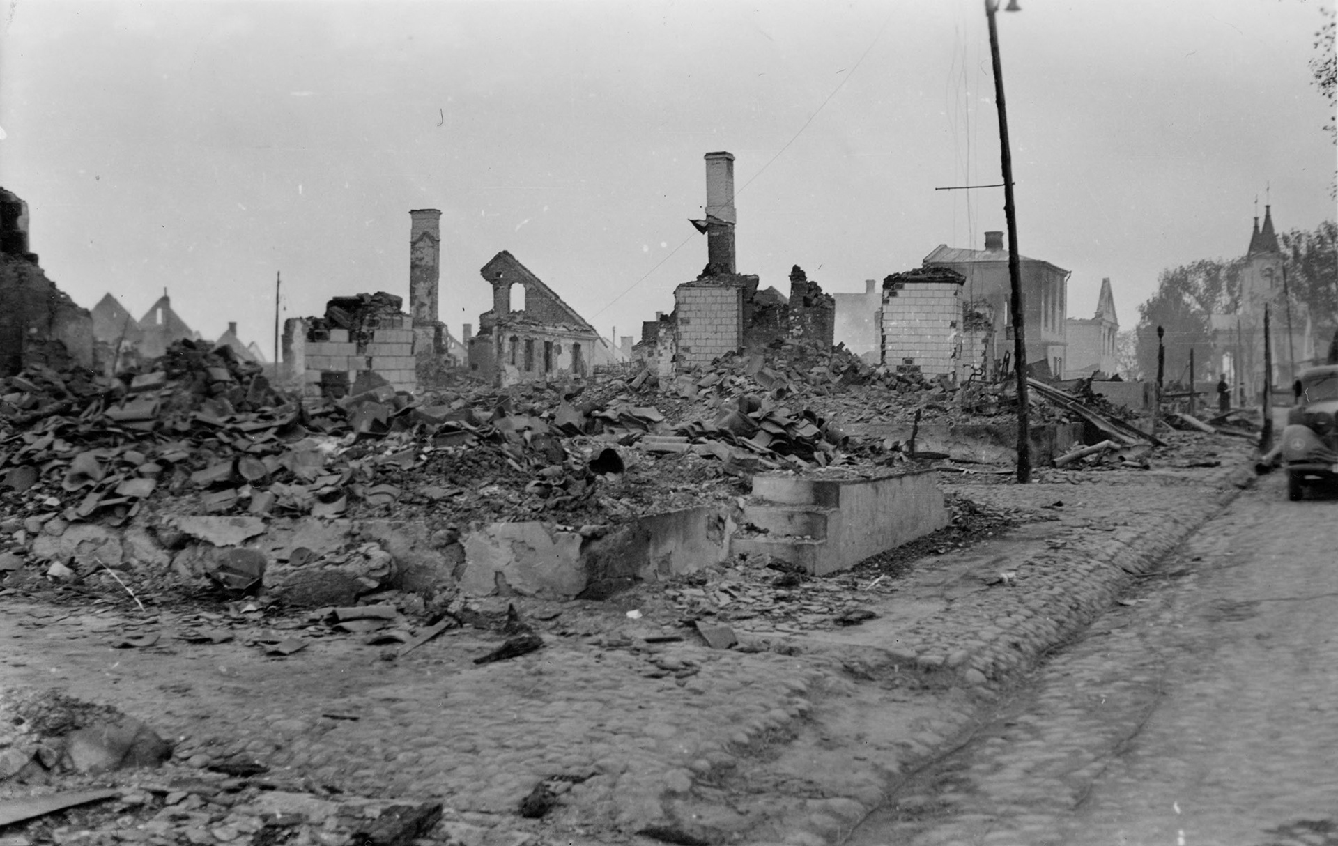 1941.06 | Zabłudów, ul. Bielska - widok w stronę ul. Rynek - w tle po prawej kościół pw. św. Apostołów Piotra i Pawła | z arch. ks. Andrzeja Górskiego