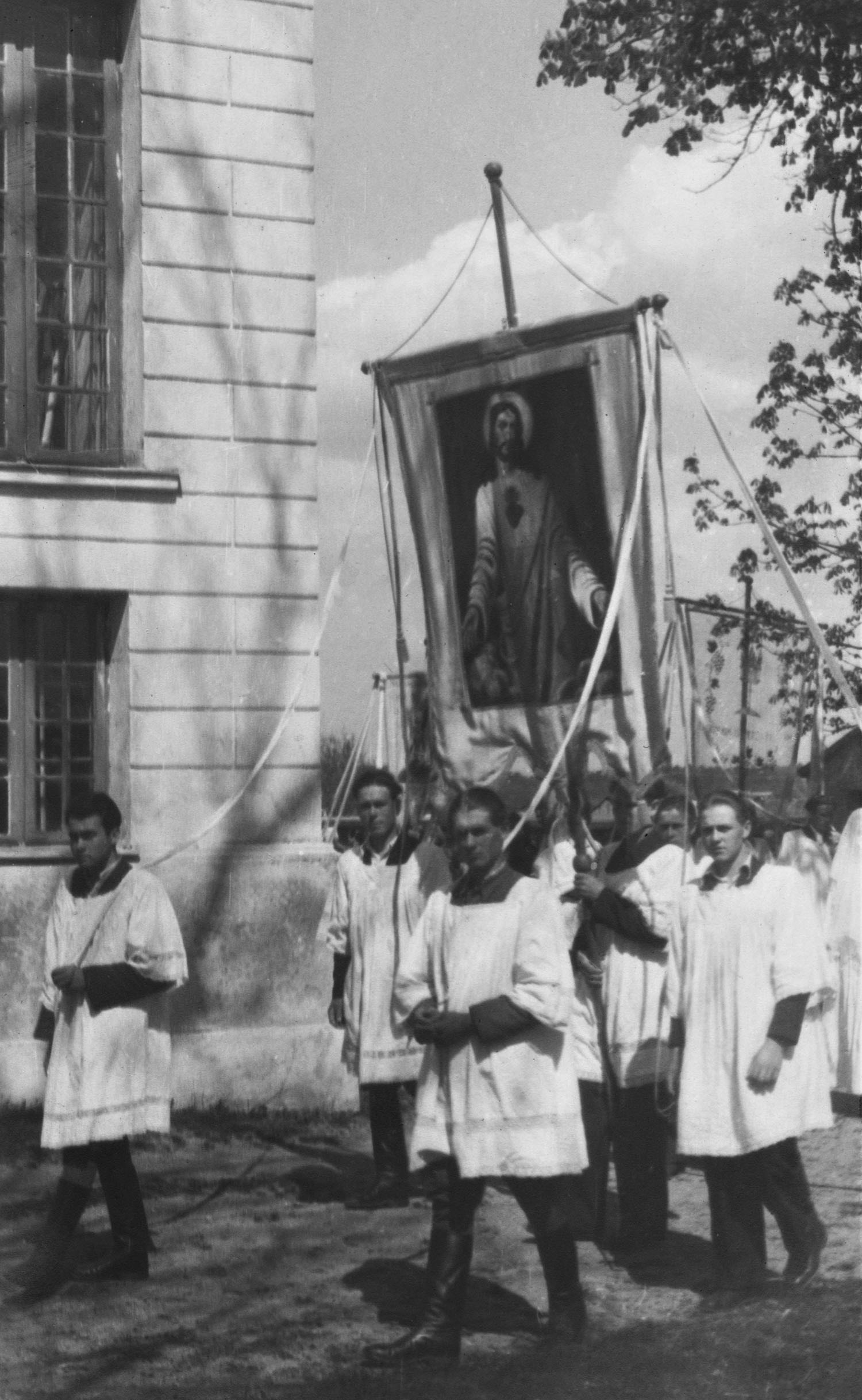 Lata 50. XX wieku | Procesja wokół kościoła | z arch. Macieja Roguckiego