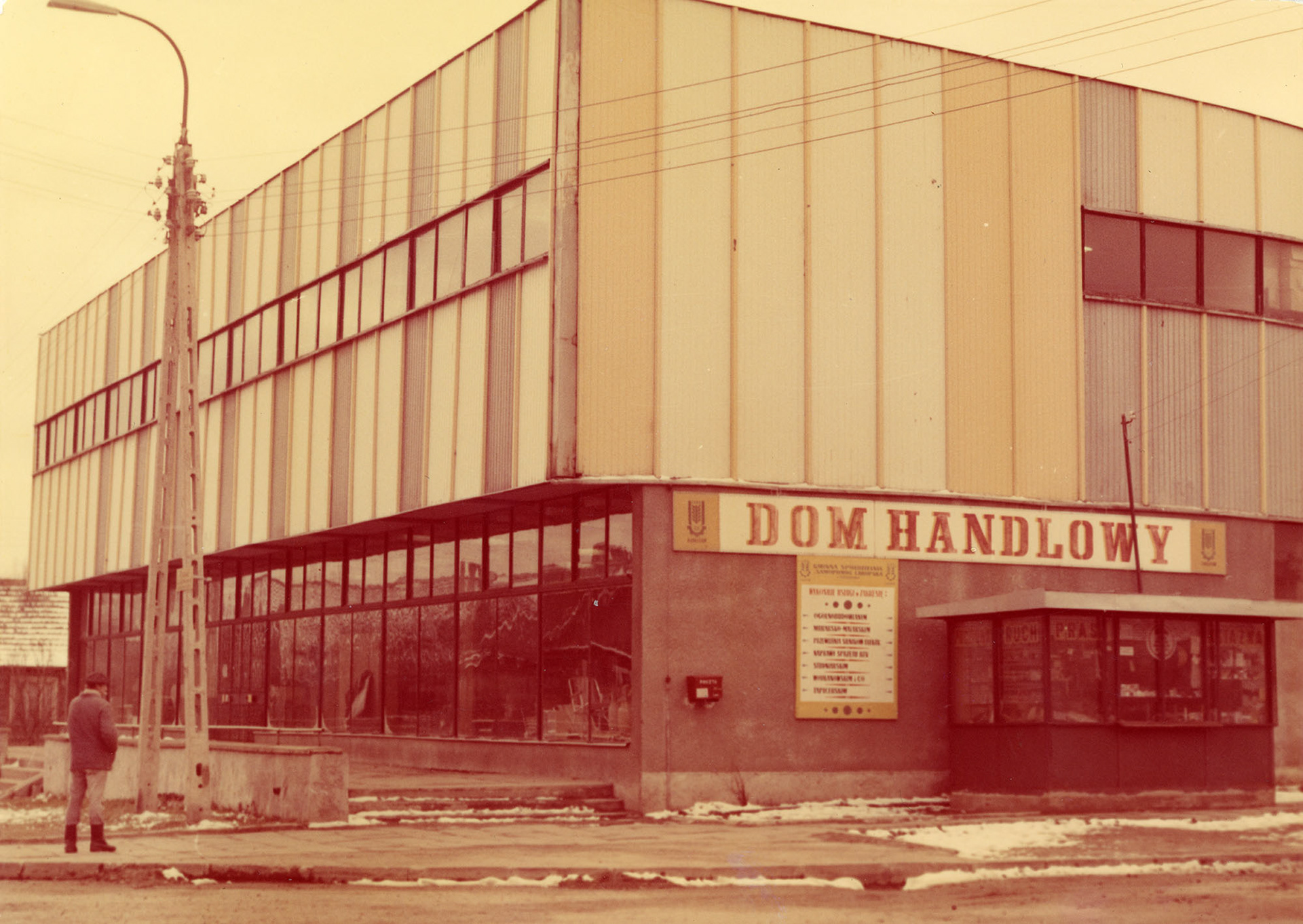 Lata 90. XX wieku | "Pawilon" - Dom Handlowy należący do Gminnej Spółdzielni "Samopomoc Chłopska", którego budowę rozpoczęto w 1978 r. - obecnie sklep Arhelan | z arch. Agnieszki Dudzińskiej