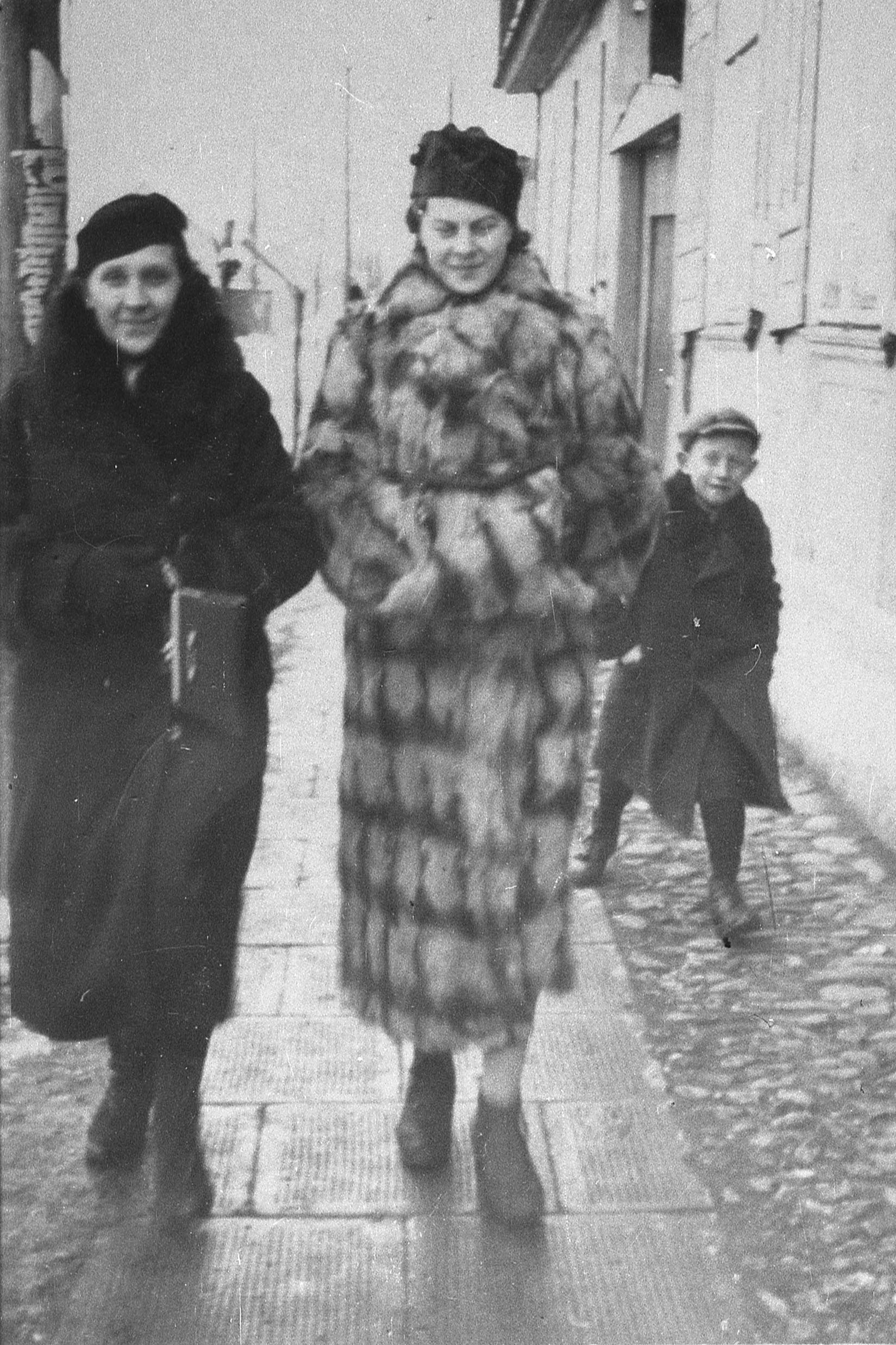 1935 | Sąsiadki w drodze do kościoła - od lewej: Helena Szyłkiewicz, Irena Mioduszewska | z arch. MOAK