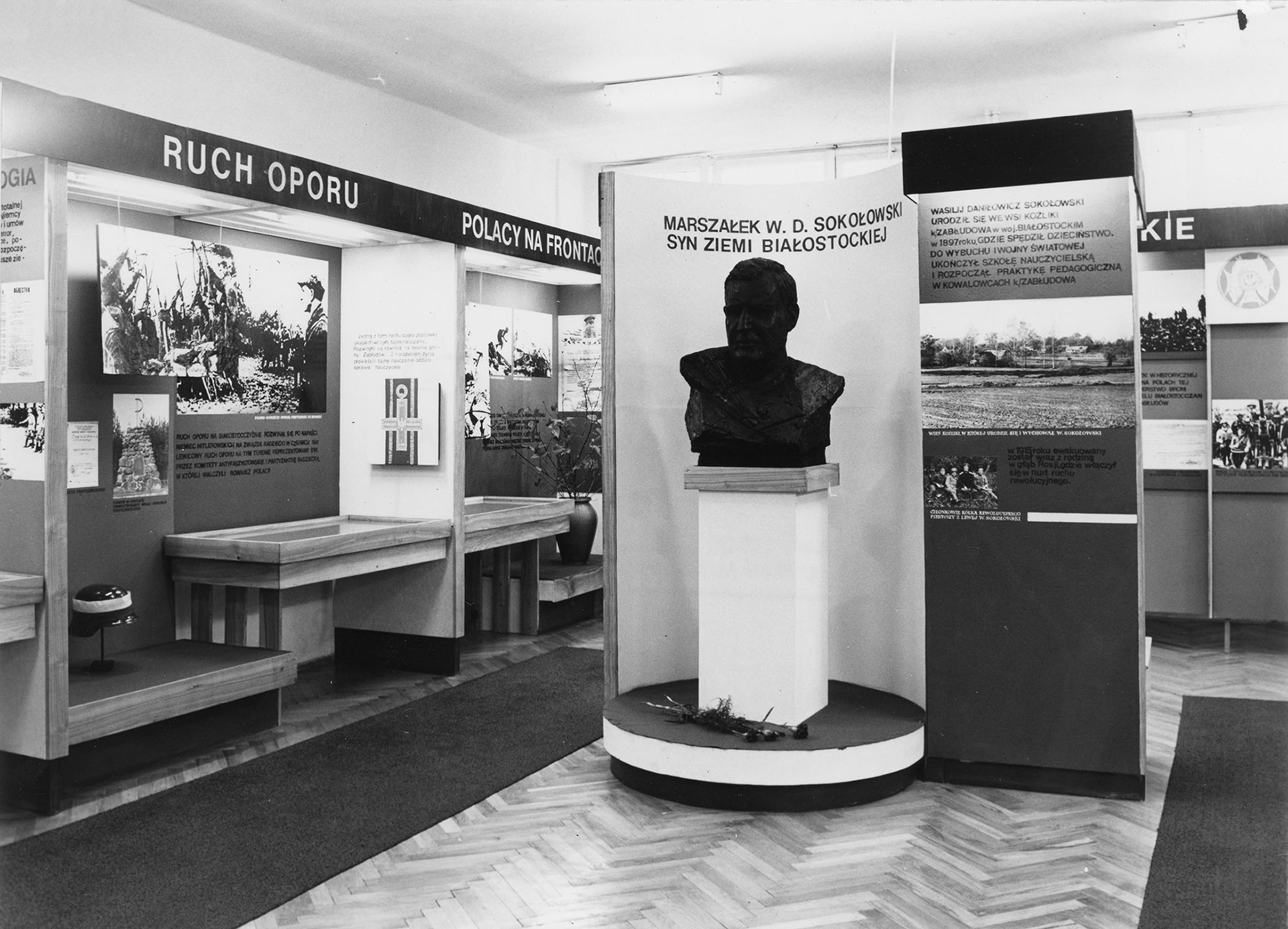 1974.11.09  |  Otwarcie Izby Pamięci Narodowej w budynku Szkoły Podstawowej w Zabłudowie - ekspozycja poświęcona Marszałkowi Związku Radzieckiego - Wasilijowi Daniłowiczowi Sokołowskiemu urodzonemu w 1897 r. we wsi Koźliki |  z arch. Urzędu Miejskiego w Zabłudowie