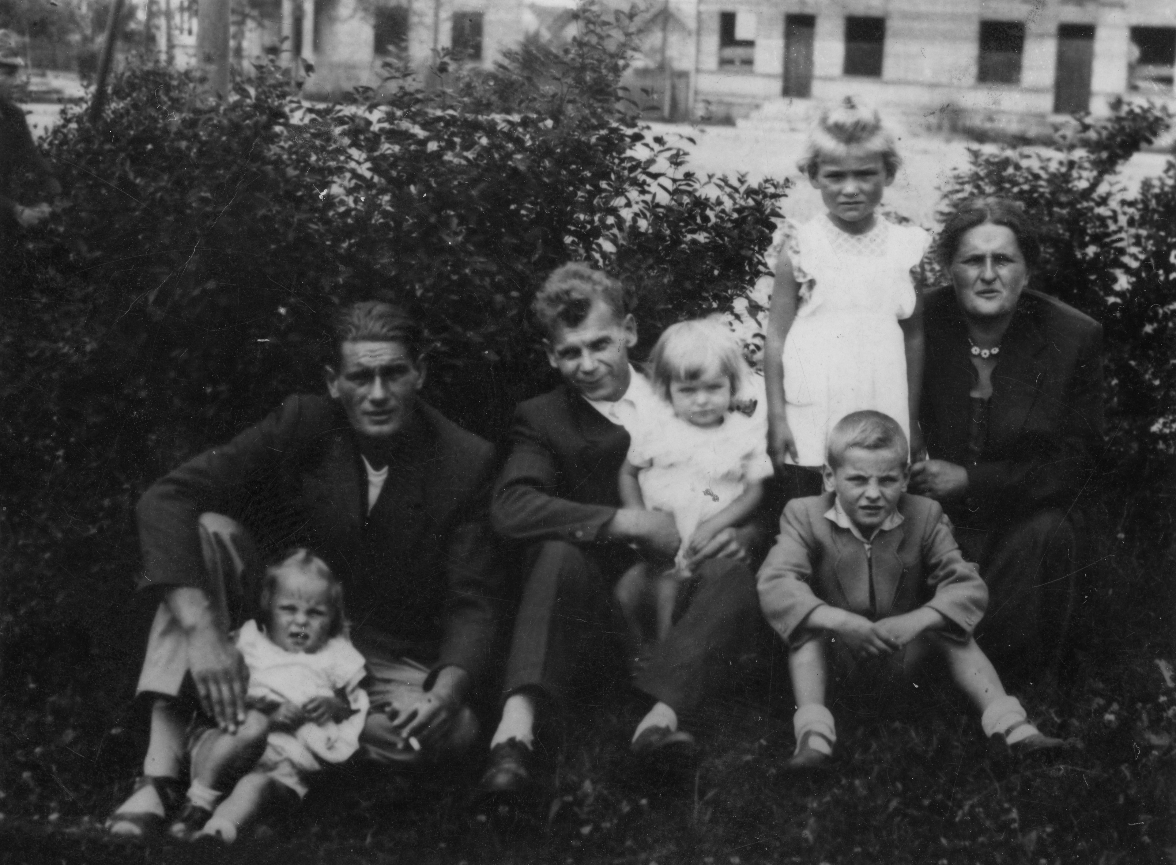 ok. 1962 | Rodzina Ciuchnieckich i Paców - od lewej: Barbara Olenkowicz z d. Pac, Piotr Ciuchniecki, Franciszek Pac, Zofia Malicka z d. Pac, Teresa Wiercińska z d. Ciuchniecka, Jerzy Pac, Anna Pac z d. Ciuchniecka | z arch. Marcina Ciuchnieckiego
